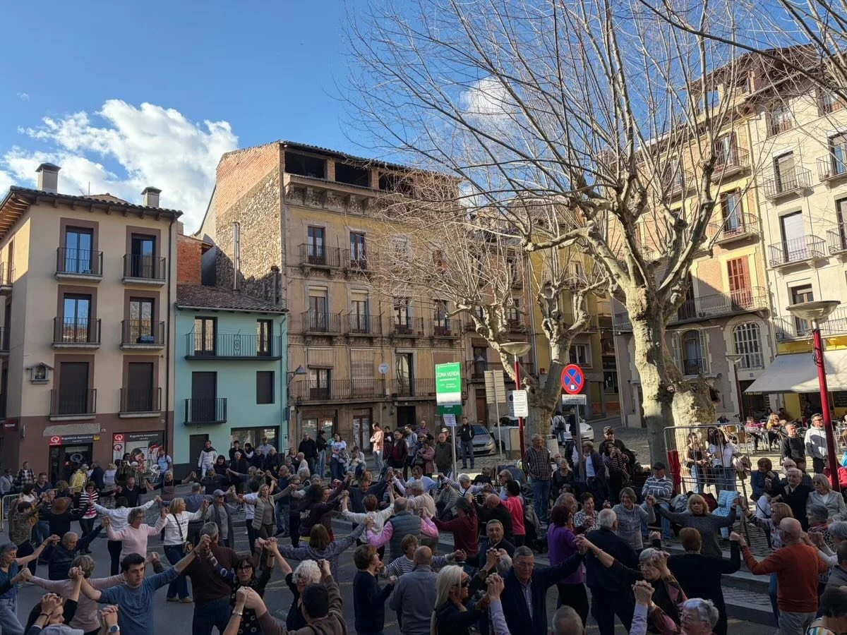 📸 La pla&ccedil;a Doctor Robert va acollir aquest dissabte la tradicional Audici&oacute; de Sardanes de Pasqua a Camprodon, amb la Cobla La Principal de la Bisbal 🎶 Molt bon ambient, ganes de ballar i tradici&oacute; ben viva.
Gr&agrave;cies a toth