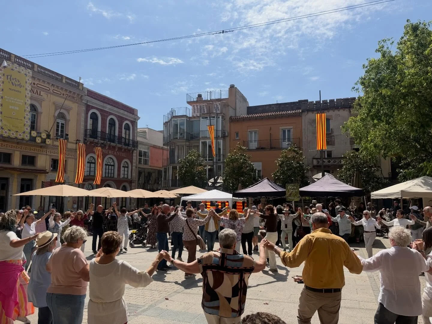 📸Imatges de la ballada de sardanes a Palafrugell, en la diada de Sant Jordi! @assoccultsardanistapalafrugell @palafrugellcultura