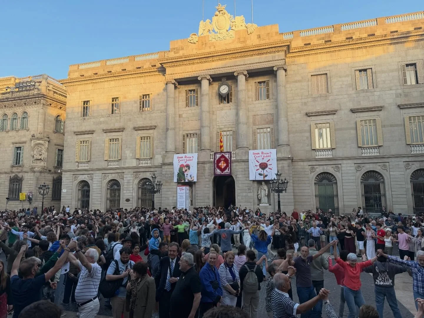 📸Imatges de la tradicional ballada de sardanes a la pla&ccedil;a de Sant Jaume de Barcelona, en la diada de Sant Jordi.

👏🏻💪Volem agrair a l&rsquo; @culturapopularbcn @barcelona_cat , a Joan Noguera, a tot el personal que ha fet possible dita act