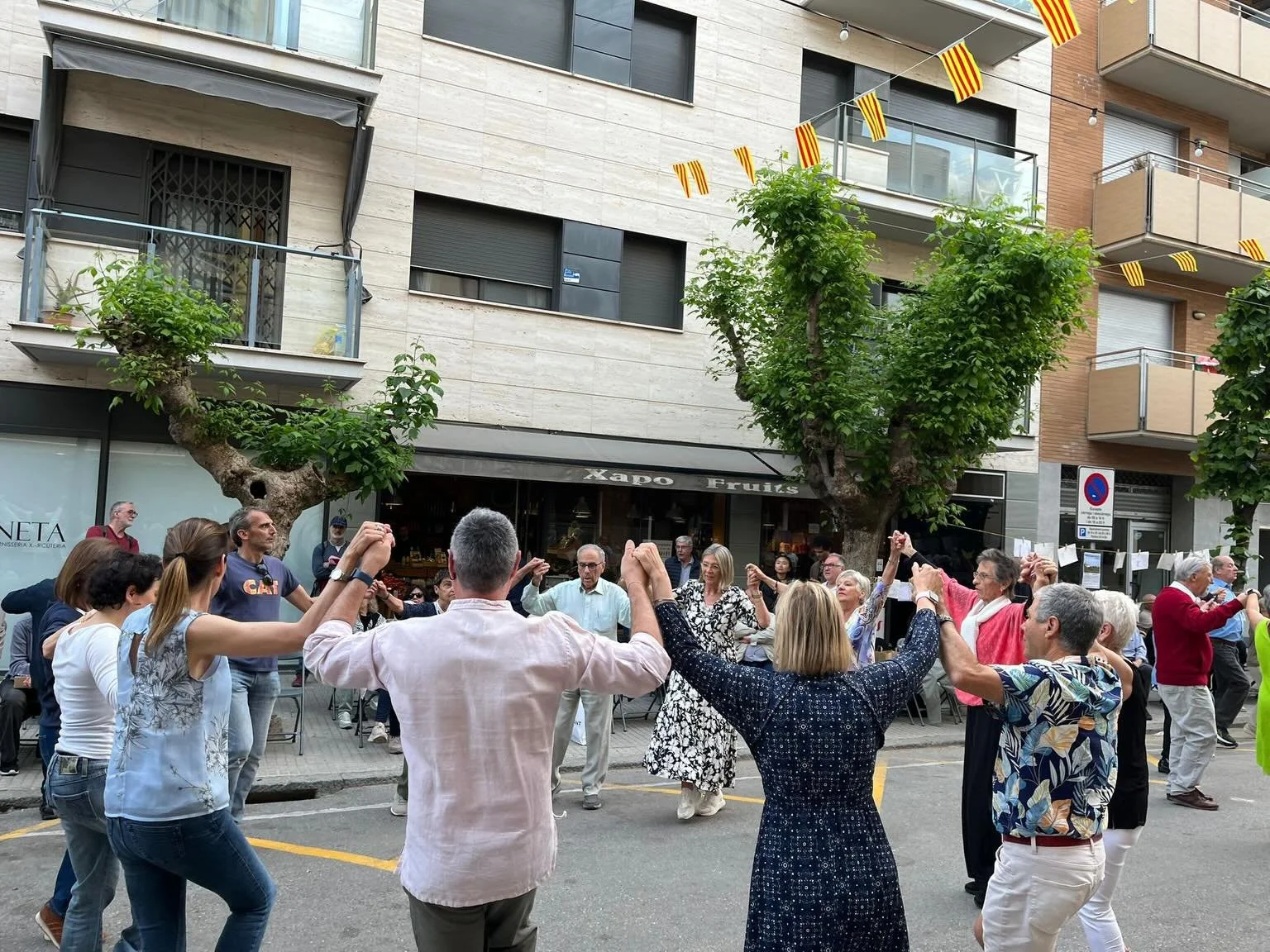 📸Gran ballada al
@barrimontserratlagarriga 
amb la @laprincipaldelabisbal @sardanesgarriga