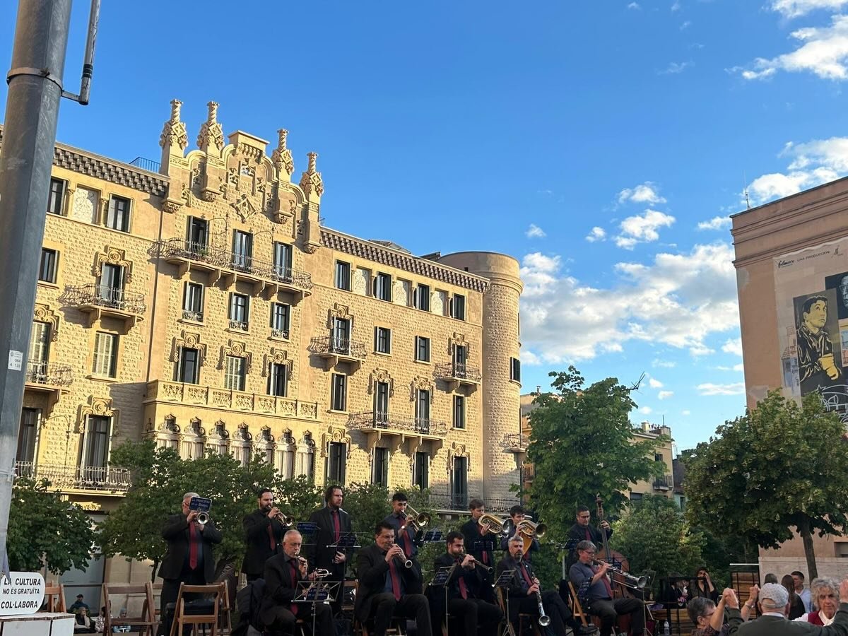 📸Imatges de la nostra actuaci&oacute; a Manresa, en la doble ballada de sardanes per Fires amb els companys/es de la @coblabergajove 

👏🏻💪Volem agrair a l&rsquo; @manresa.cat @manresacultura , a tot el personal que ha fet possible dita actuaci&oa