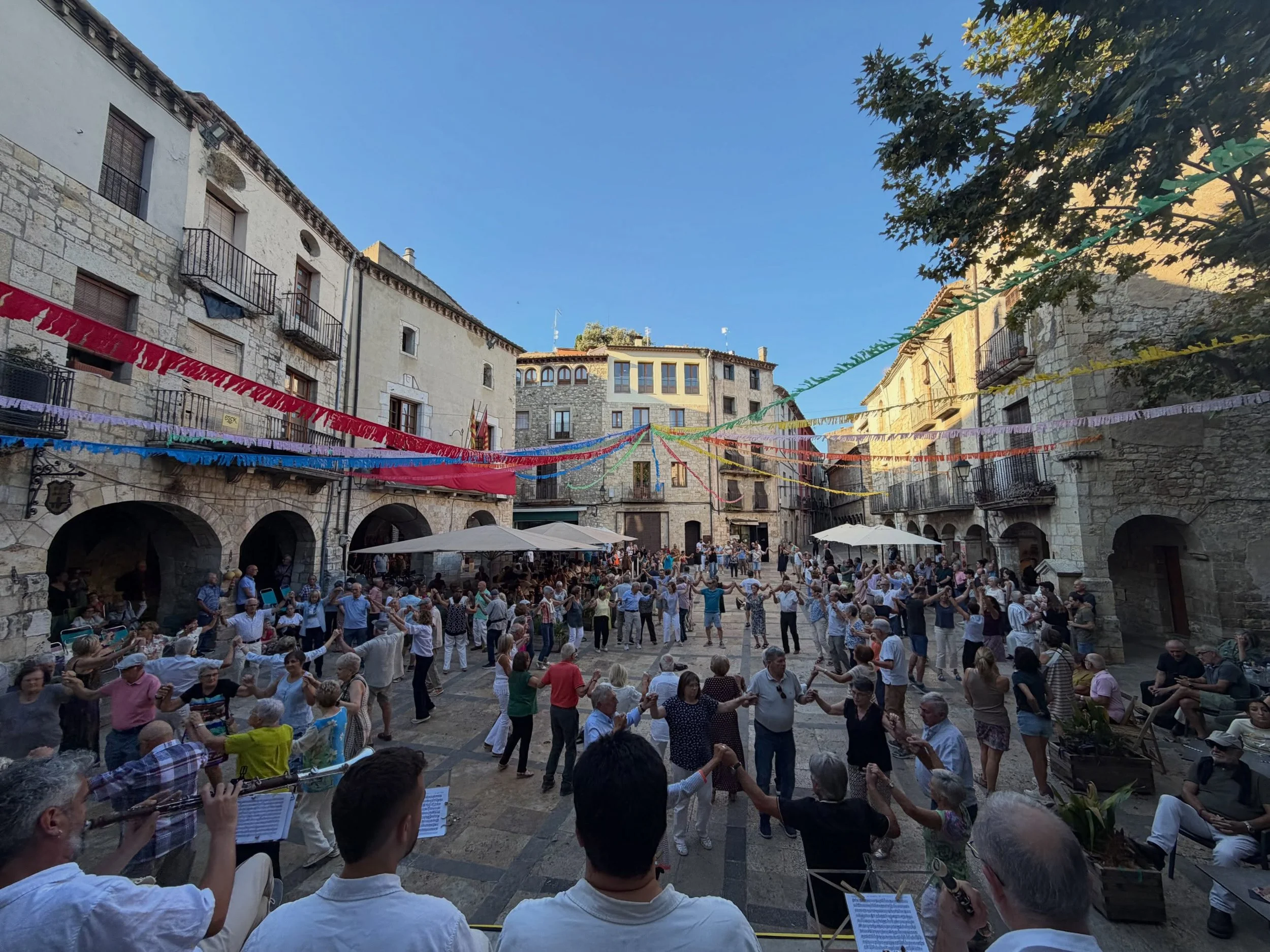 📸Imatges de l&rsquo;actuaci&oacute; a Besal&uacute; en els actes de la Festa Major.

👏🏻💪Volem agrair a @ajuntament_besalu , a tot el personal que ha fet possible dites actuacions i, evidentment, a tot el públic que ha assitit a l&rsquo;acte la c