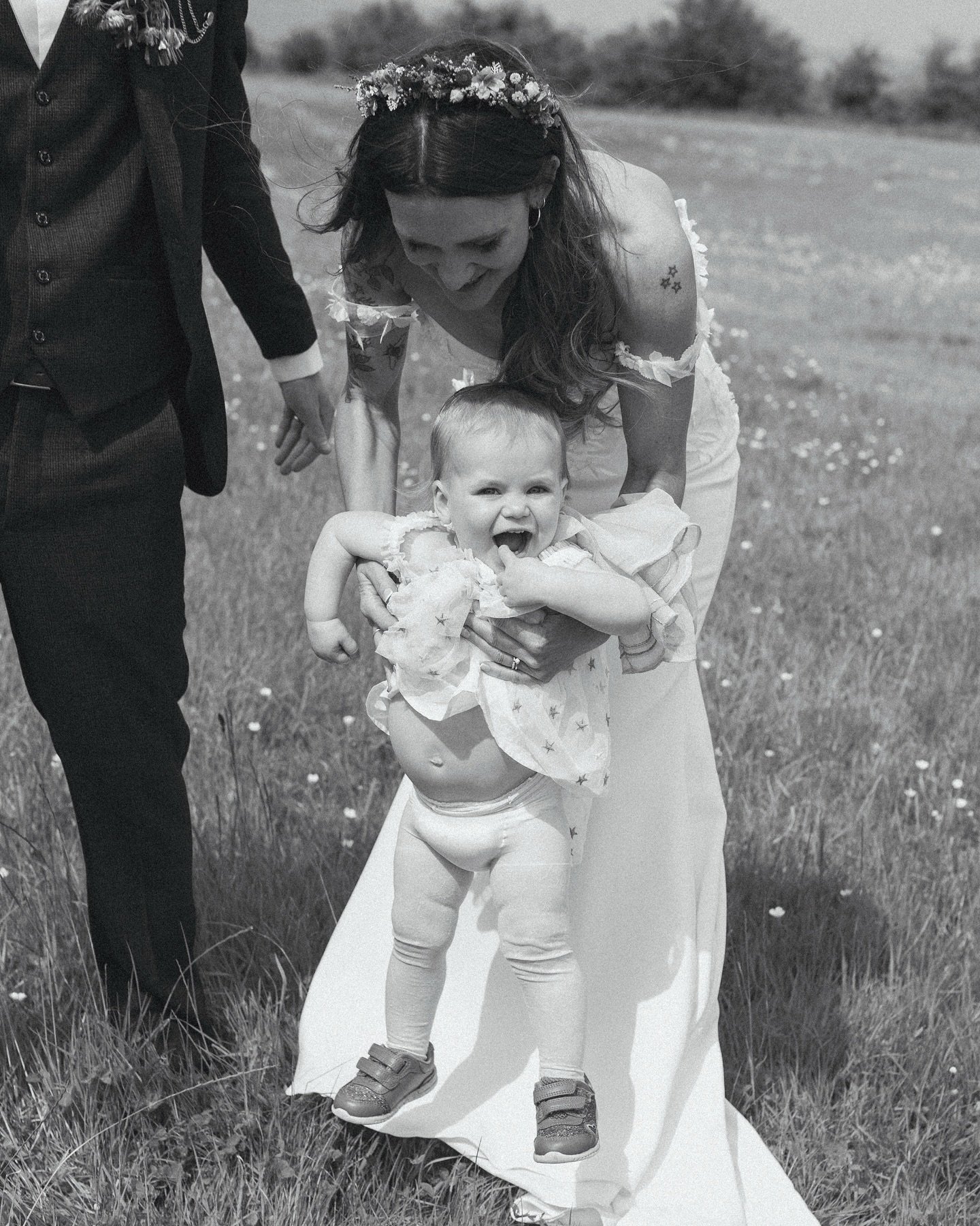 This was just the most fun wedding of all time. Bubbles, glitter, Beatles singalongs, hula hoops, a fish &amp; chips truck, and so much love set in the gorgeous rolling green fields of Glastonbury. I&rsquo;ll be thinking about this one forever. Imi a
