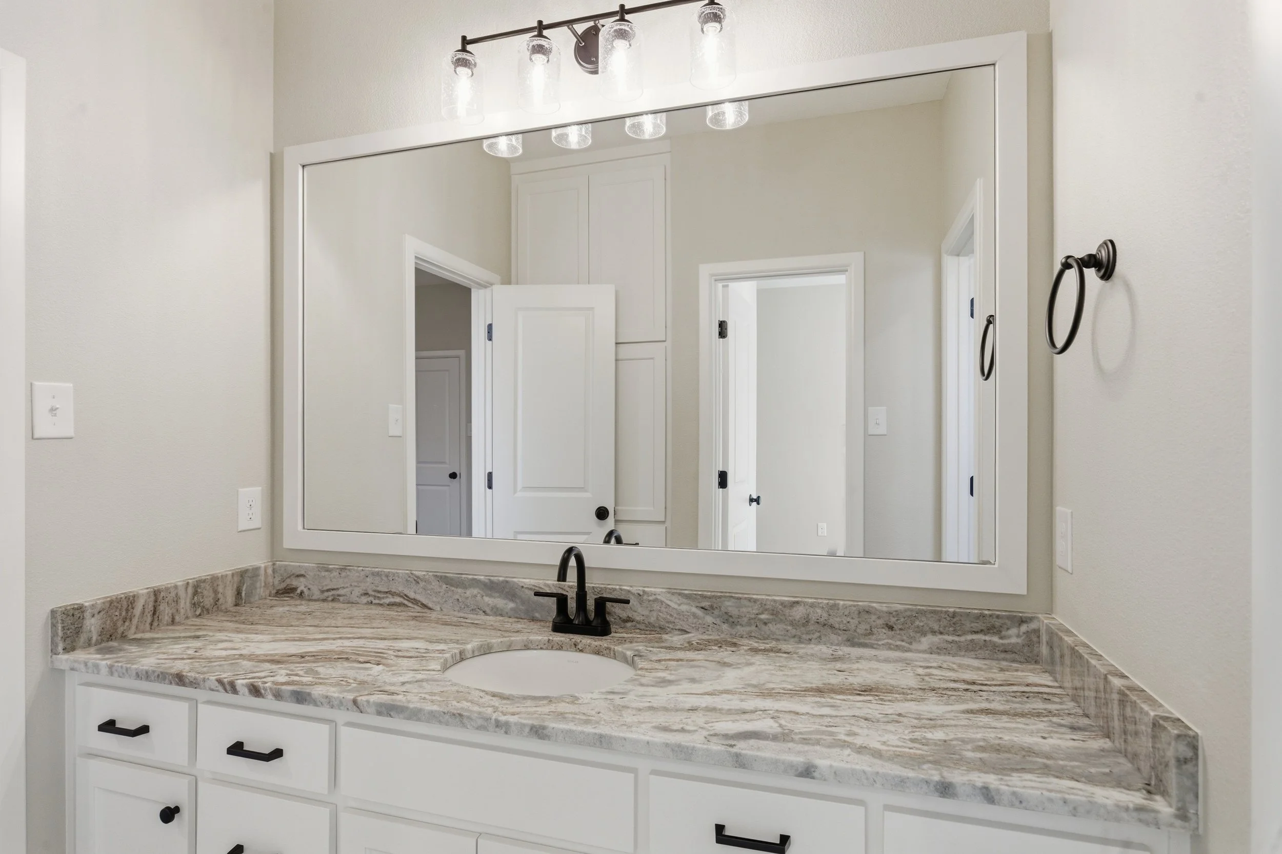 6004_Comal_Dr_015.jpg