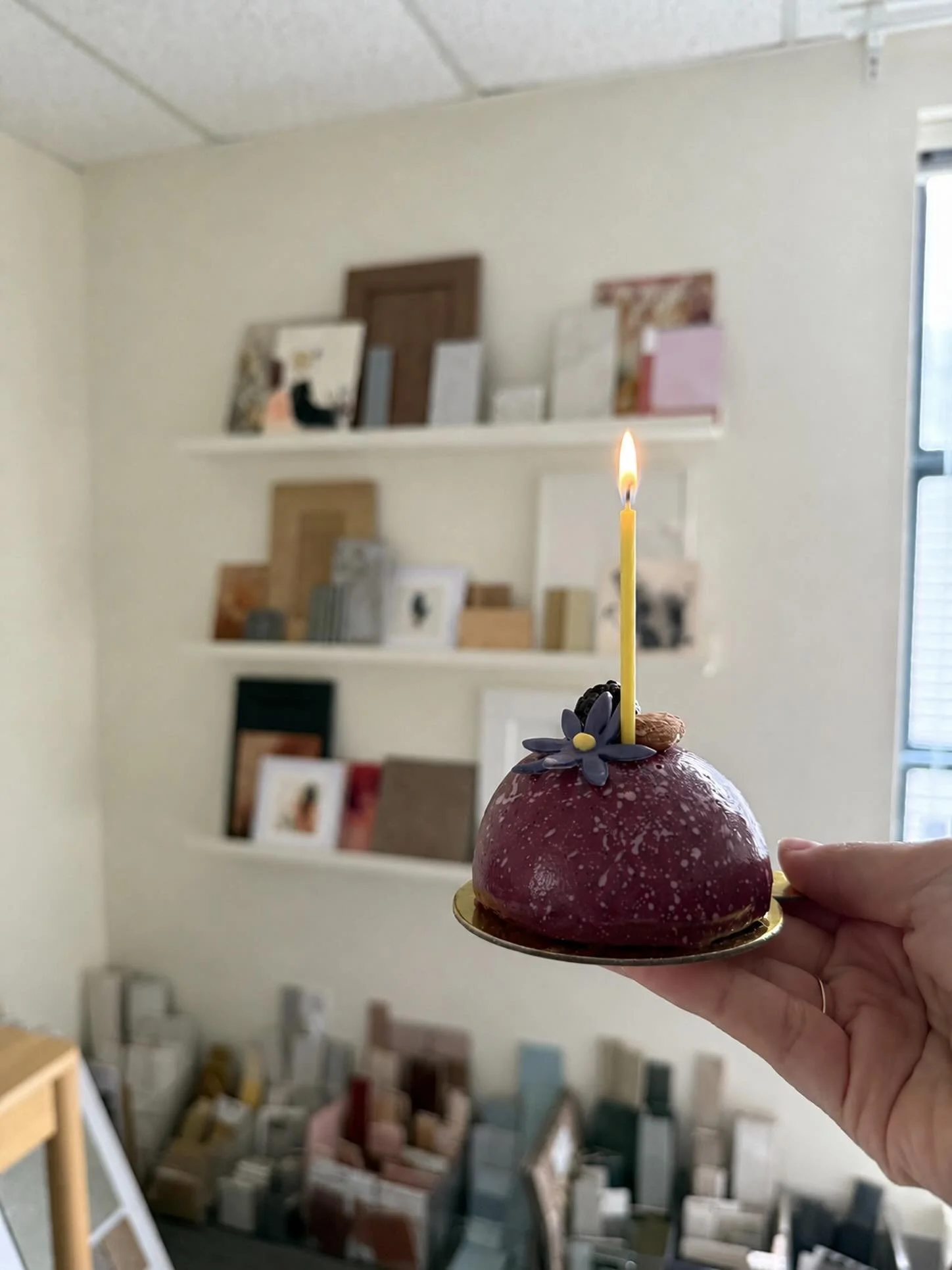 D&eacute;j&agrave; 1 an dans notre studio 🤍✨

Il y a un an, je sortais le studio de mon chez-moi, apr&egrave;s plus de 10 ans. C&rsquo;est avec beaucoup d&rsquo;excitation que je recevais les cl&eacute;s de ce bel espace plein de potentiel! Petit st