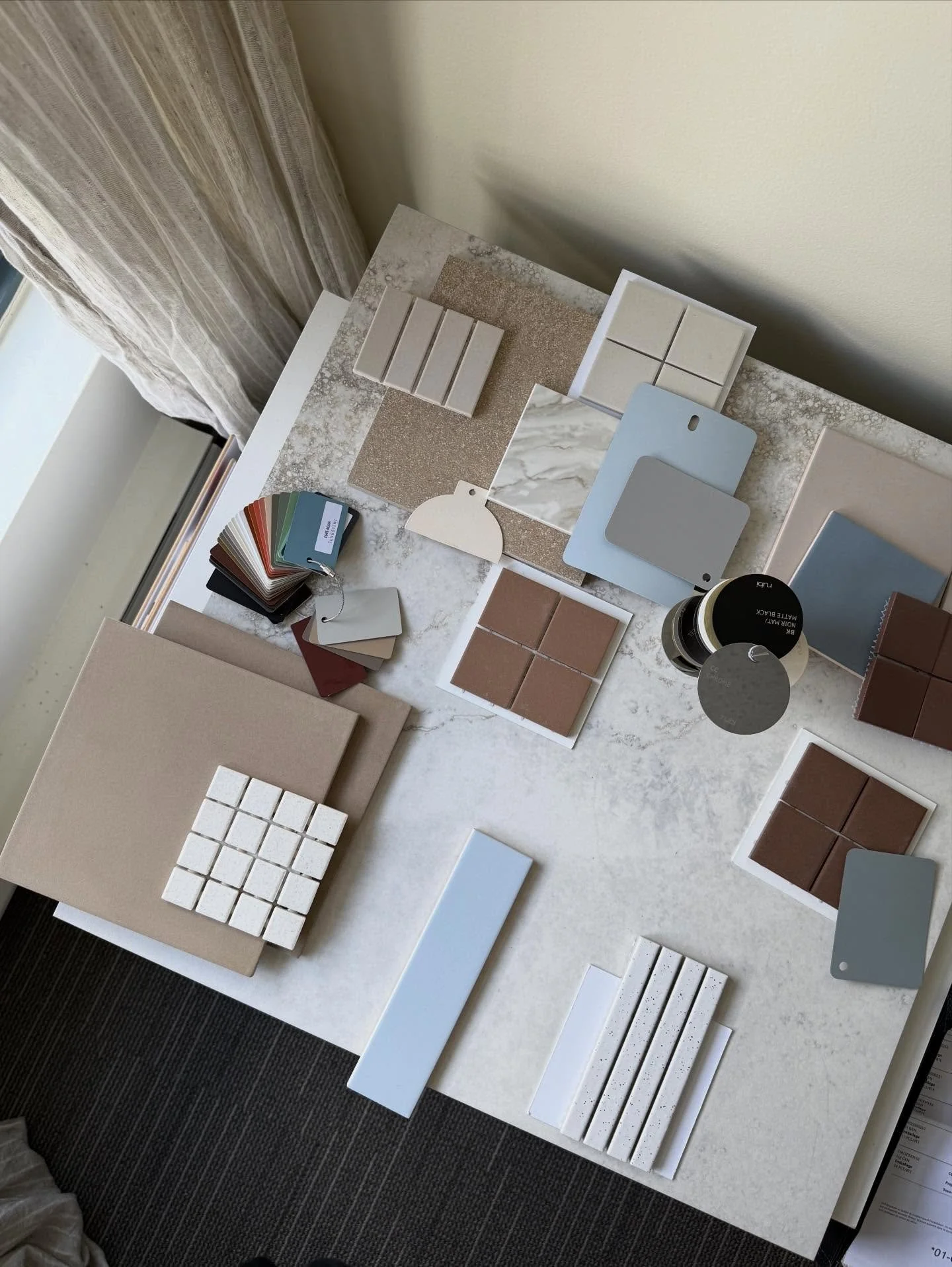 Les derni&egrave;res semaines ✨
Des visites de chantiers, des pr&eacute;sentations, des choix de coulis (beaucoup), des projets en phase conceptuelle et des fins de journ&eacute;es de plus en plus lumineuses au studio. 

#latelierve #designinterieur 