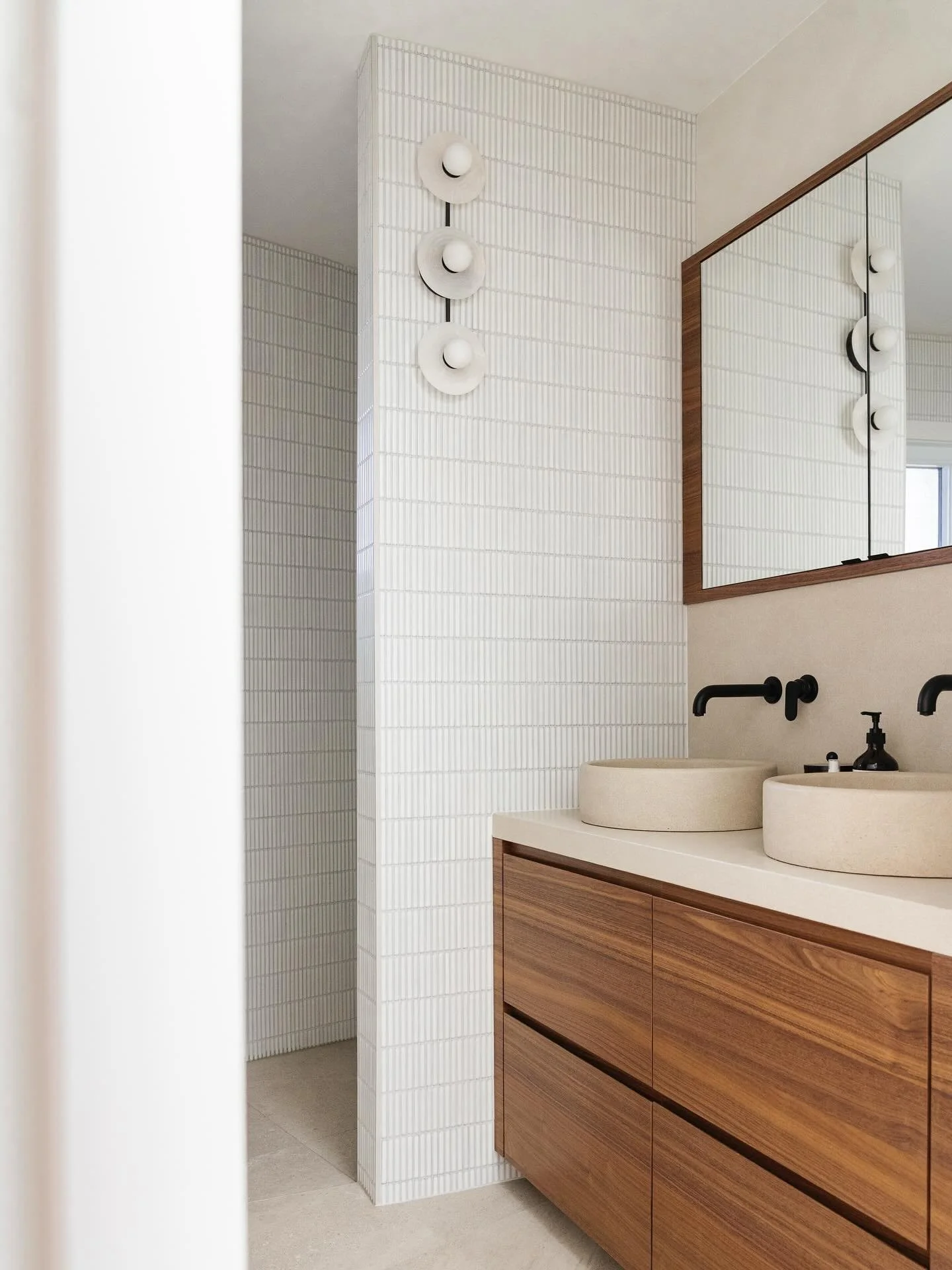 La belle salle de bain que vous avez pu voir dans le dernier article AVANT/APR&Egrave;S de @lapiece.ca 🛁

On craque pour la simplicit&eacute; et les textures chaleureuses de cet espace. 💛

S&eacute;lection et artisans:
C&eacute;ramiques : @ciot1950
