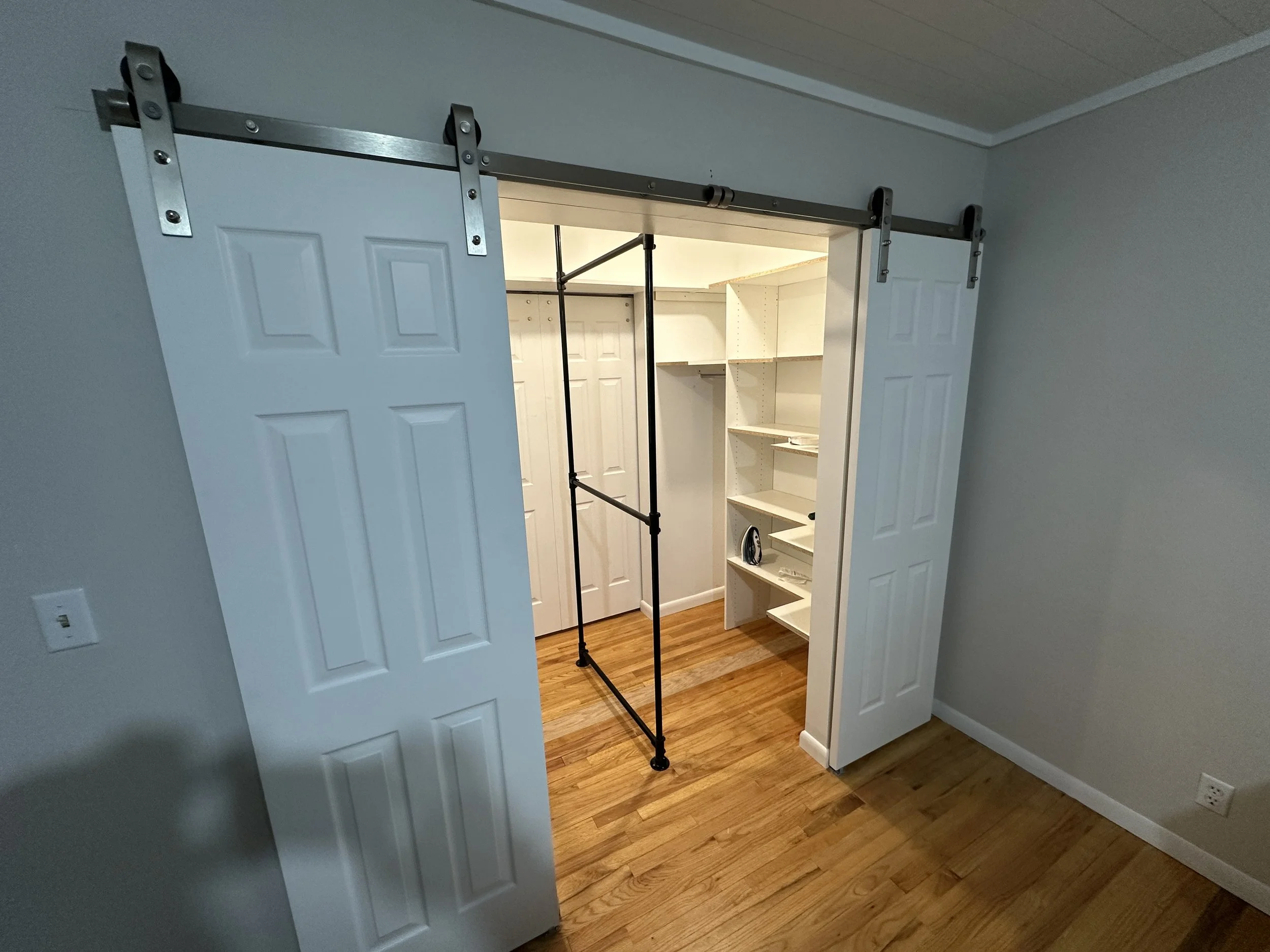 Peninsula - Closet