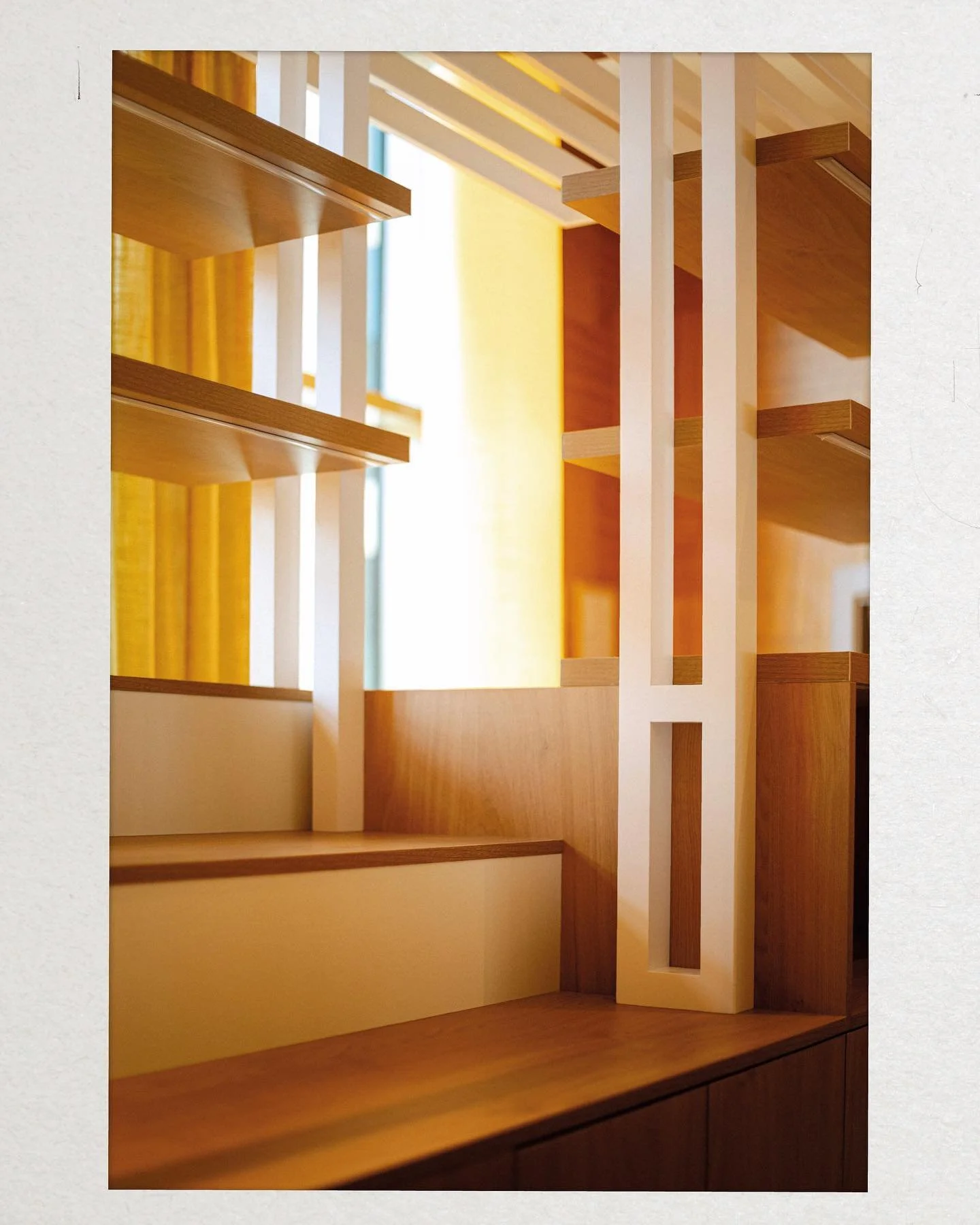 The Agate kiosk at Royal Hayat 

This mobile kiosk consists of 2 material finishes. The wood that compliments the lobby, and white melamine to highlight the chocolate and floral gifts.