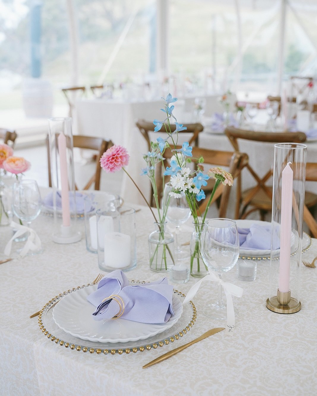 Nicole &amp; Stefan | Table moments 💕 

Florals &amp; styling @parlourevents_ 
Venue @baylysfarmnz 
Photo @moments__and_waves 
Hire @parlourevents_ @theprettypropshop 
Linen @tble__linen__hire