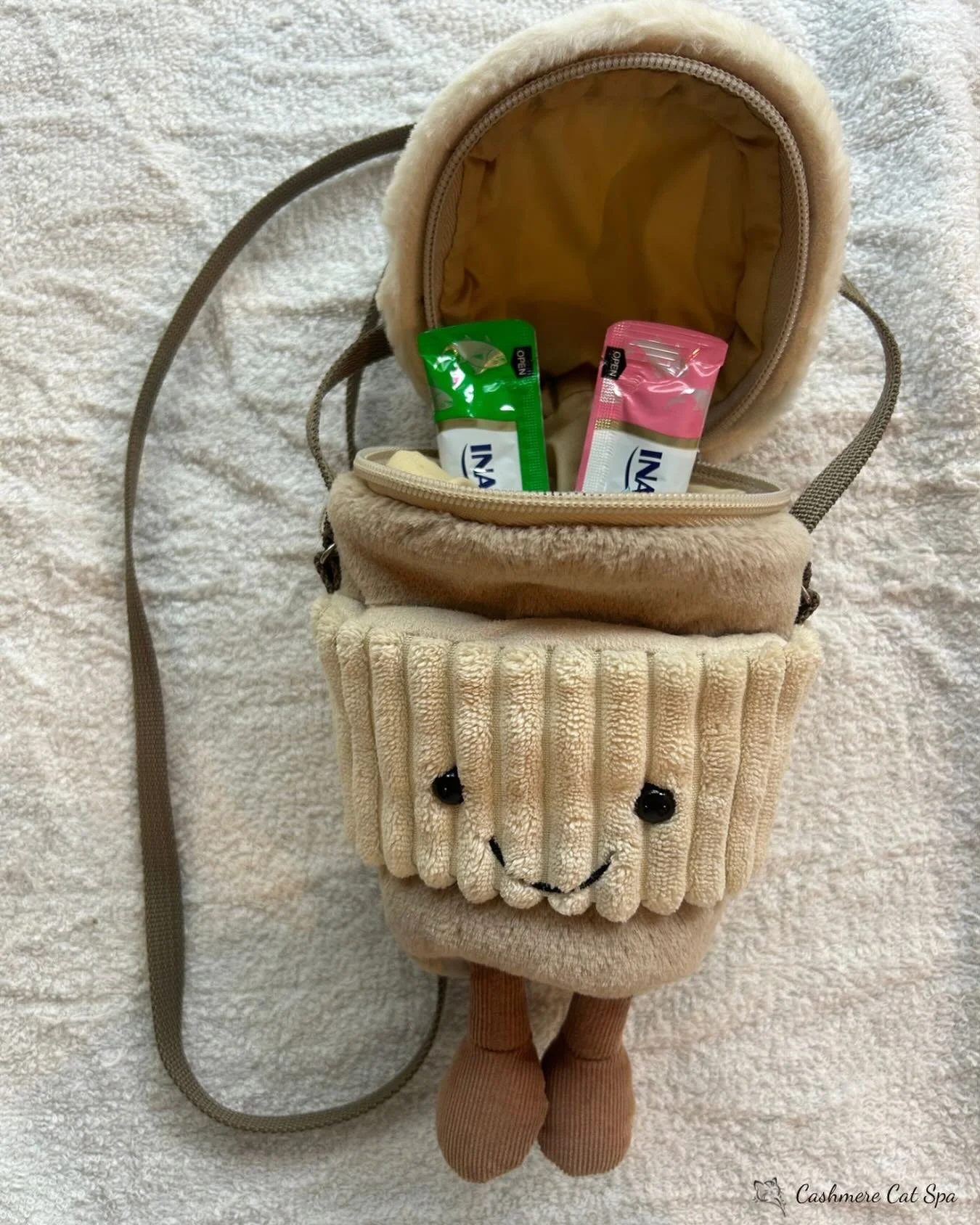 When your spa clients come with their very own plushie treat bag 🥹🎀 

Guo Guo loves her snacks so much, she decided to bring some along with her!

#cats #catsofinstagram #catgrooming #catsofig #pets