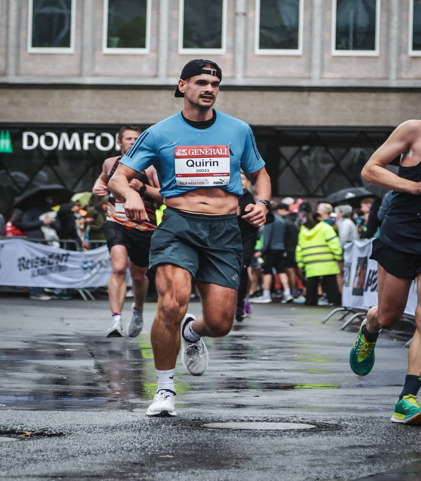 Swipe for the happy face 😉

Trainer zu sein hei&szlig;t f&uuml;r mich auch, im eigenen Training immer wieder neue Erfahrungen zu sammeln.
Dieses Mal wollte ich meine Zeit vom letzten Jahr im Halbmarathon (1:41:36) schlagen &ndash; und vor allem: Lau