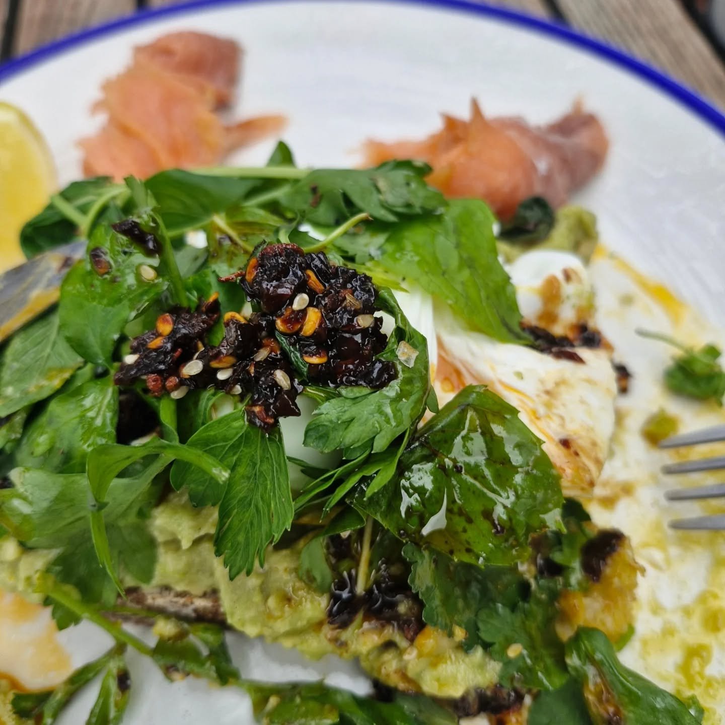 Smashed avo and smoked salmon? CLASSIC.
Parsley leaves and Sichuan chilli crisp? UNconventional.
But wow&mdash;it works...wonderously! 

This plate surprised me. The creamy avocado, the richness of the smoked salmon, the velvety texture of a soft egg