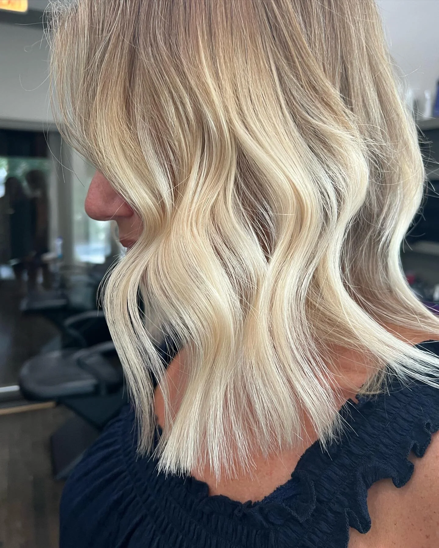 This whole look was made with just a few tape in extensions✨
No bleach needed!