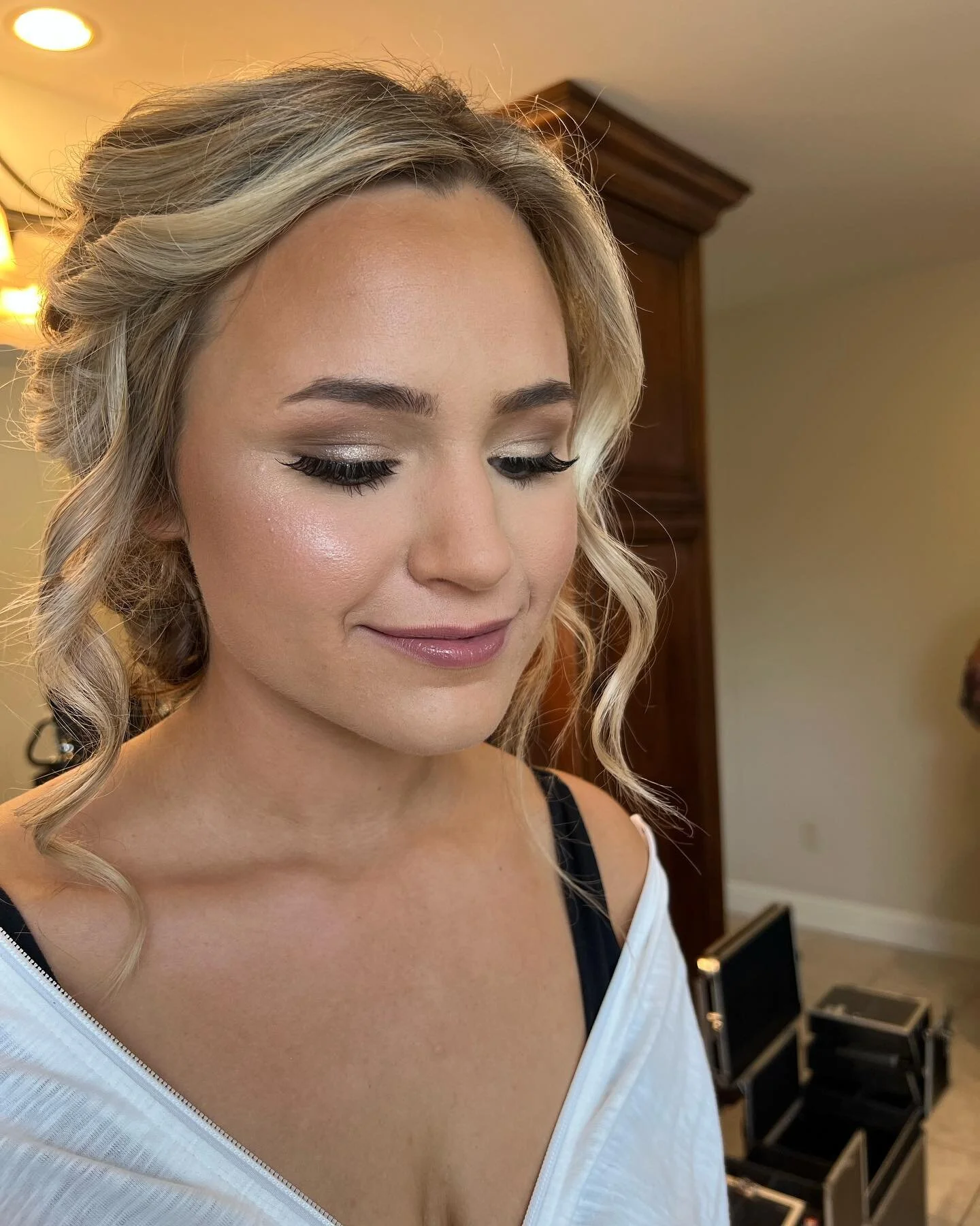 It&rsquo;s wedding season! ✨
&bull;
&bull;
My gorgeous bride Taylor looking stunning for her big day🤍
We wanted a soft glam that brought out her blue eyes, and I think we made it happen✨