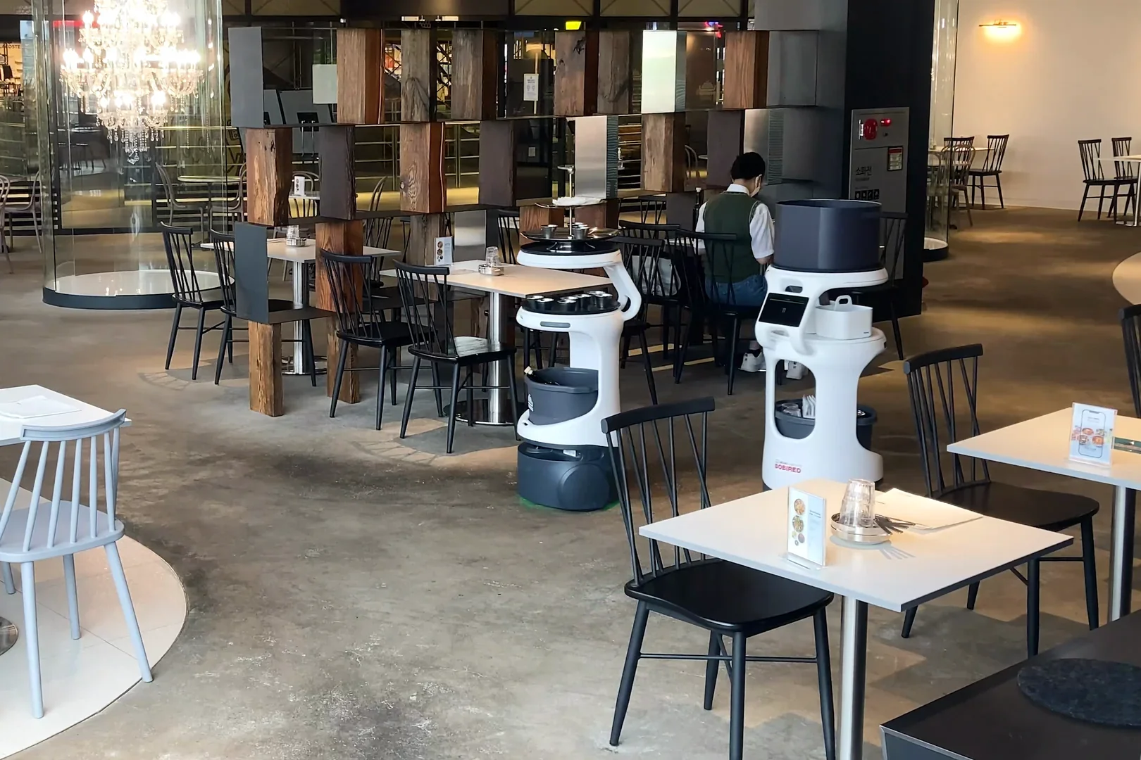 multiple-autonomous-mobile-robots.webp