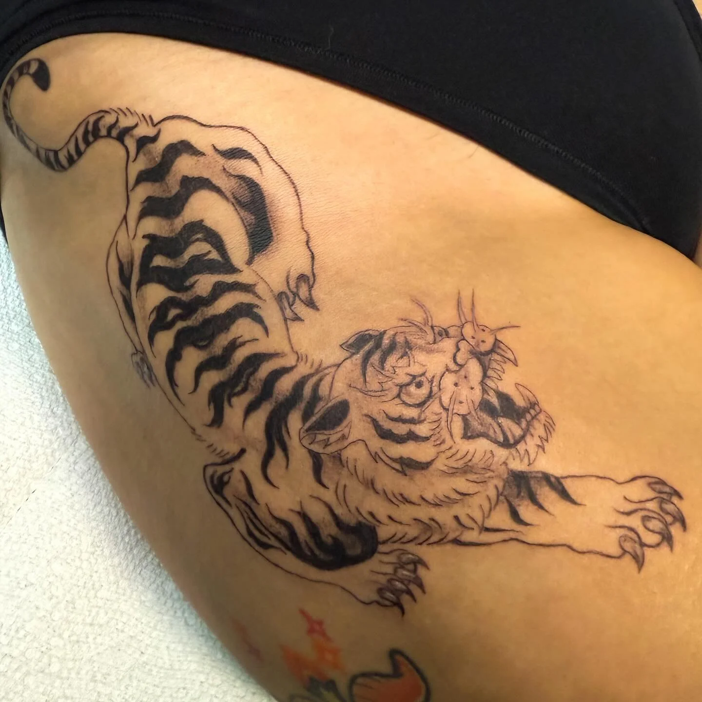 (2/2) of Bere&rsquo;s hip pieces! 
Tiger on the other side of her hips. 
I loved how they turned out and would love to do more of these type of designs &lt;\3

This was fun to draw in my style ✍️ skip at the end to get the full sketch process. 

༘ ೀ⋆