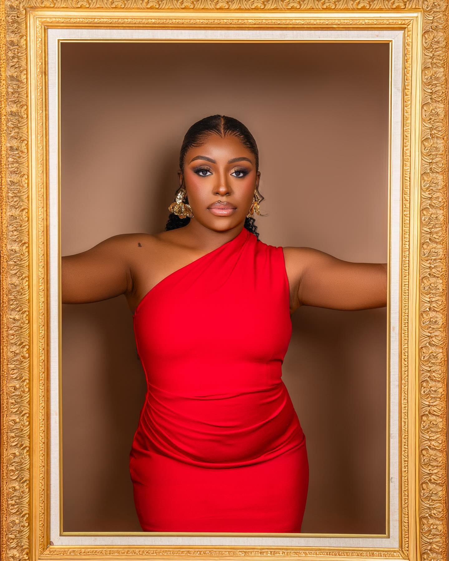 Framed in confidence, draped in boldness. ✨🔥 

MUA : @sylverblessing 
Videographer : @asfilms.co 
Studio : @innovastudiohtx 

#BoldAndBeautiful #PowerInRed #portraitart #valentines #valentinesphotoshoot #houstonphotographer #melaninpoppin #vogueeko 