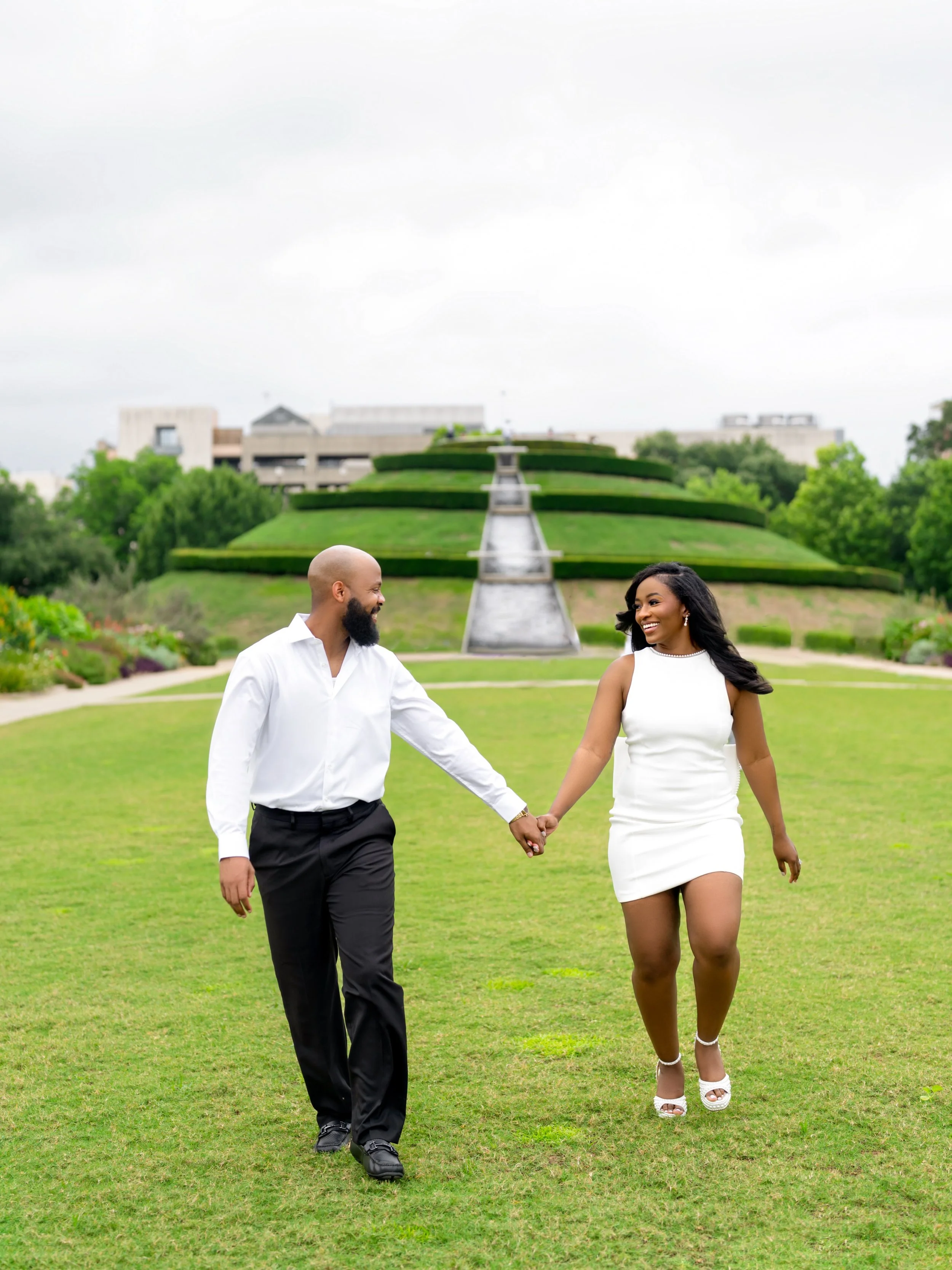 Hand in hand, heart to heart🖤🤍

Photography: @studio55bymich 

#engagementshoot #houstonphotographer #engagements #studio55 #blacklove