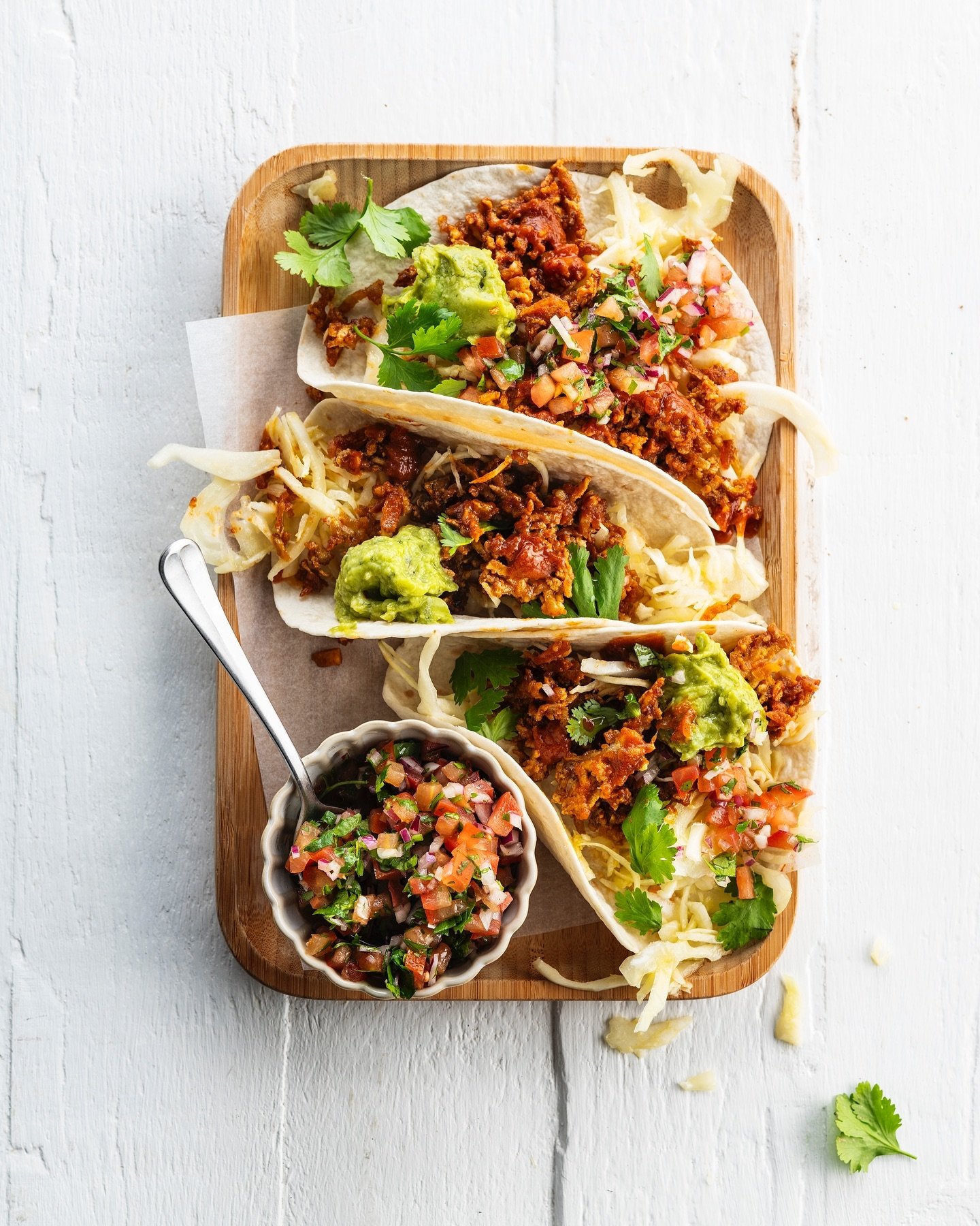 Tofu taco 🌮 

Ik eet wekelijks tofu, het is een voedzame en natuurlijke eiwitbron en die heb je nodig als je (vaak) vegetarisch of vegan eet. Veel mensen hebben schrik van tofu, het heeft wat voorbereiding nodig om het lekker klaar te maken. Maar ge