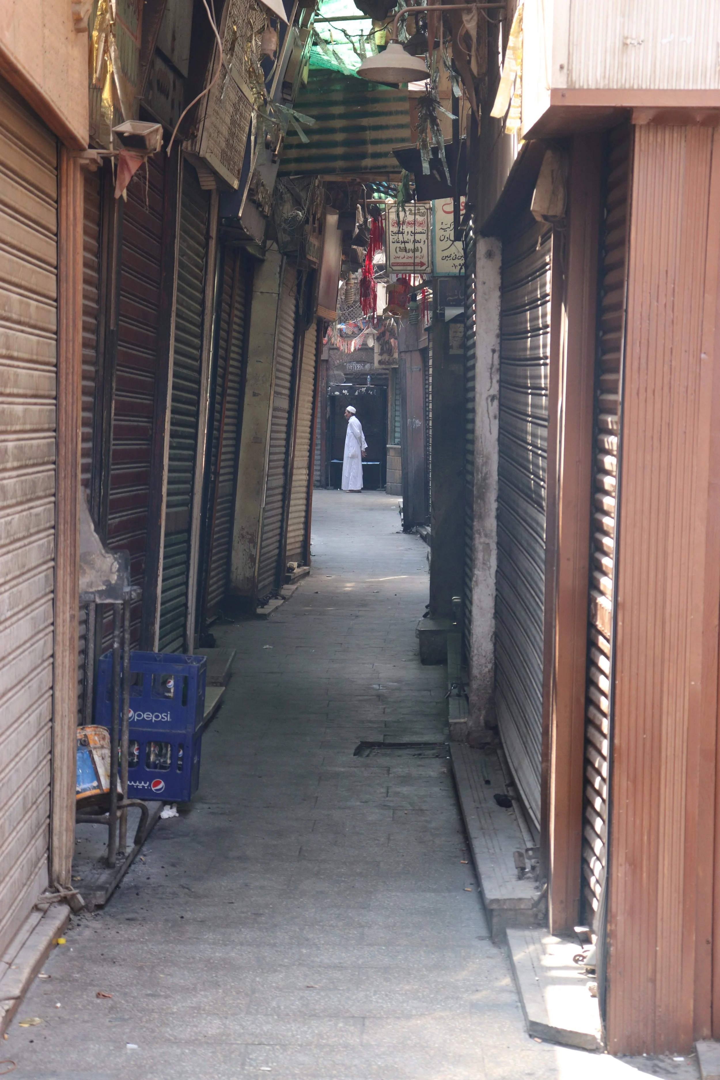 PRE2020-CAIRO-MAN IN THE SOUK-STREET-25-03-2023.JPG
