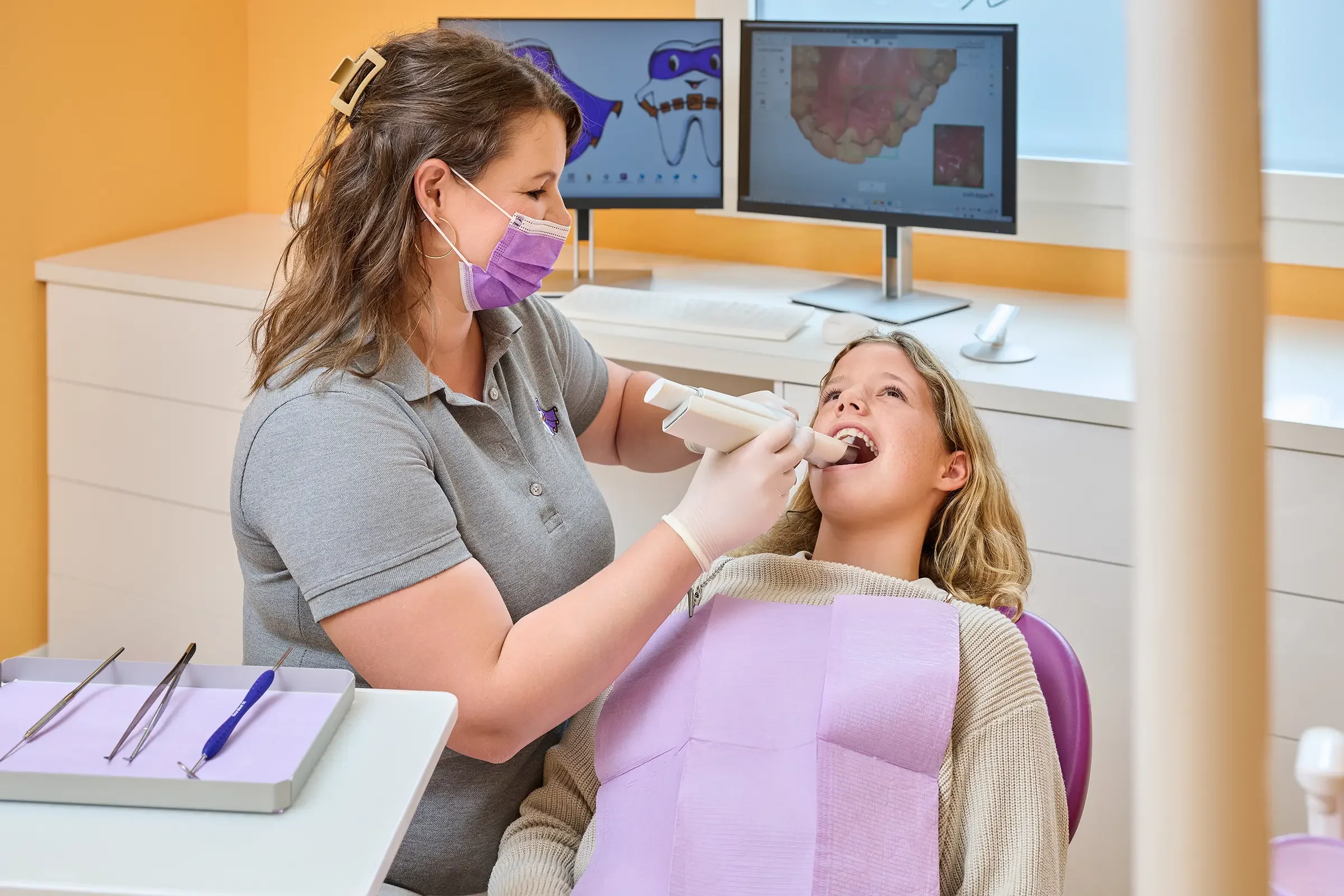 Kieferorthopädin behandelt ein Kind im Behandlungszimmer der Praxis Dr. Tooth mit digitalem Scan – modern, digital & kindgerecht. Hier bringen wir Kinderlächeln in Form.