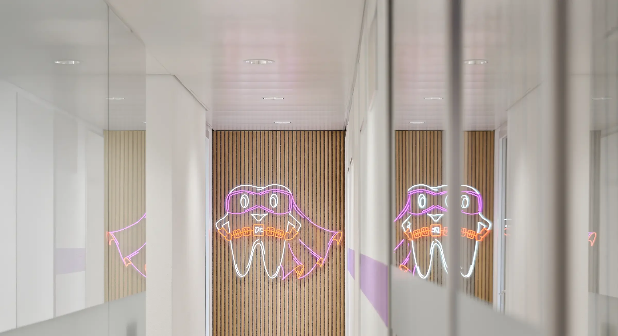 Leuchtendes Neonlogo Dr. Tooth in der Praxis Sursee.