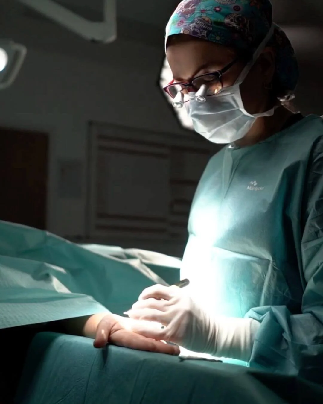 Miss Jurga Pikturnaite, female plastic hand surgeon, performing carpal tunnel release surgery