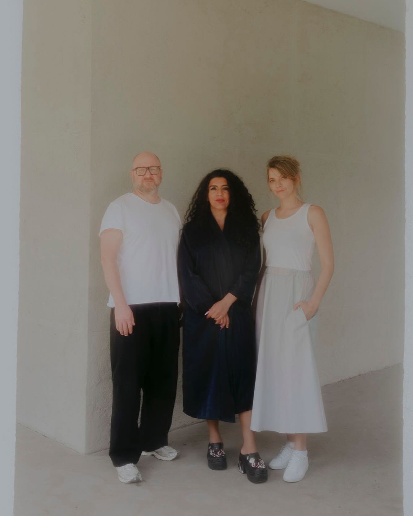 Banquet R&eacute;publicain
Wir. Das Volk!
24.05.2025, 20:00 Uhr
Volkskundemuseum Wien
Otto Wagner Areal &ndash; Pavillon 1

Durch d&uuml;stere Zeiten geht Herbert Justnik nicht gern allein. Was als Einladung an Ivana Pilić und Myassa Kraitt beginnt, 