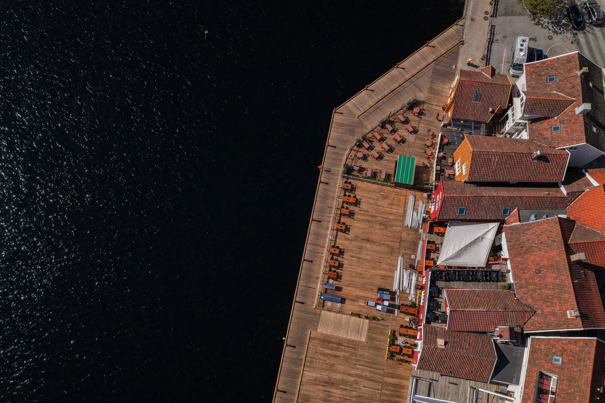 Flyfoto av Allmenningen brygge i Mandal sentrum.