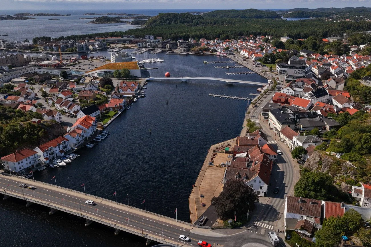 Flyfoto av Allmenningen brygge og Mandal havn.