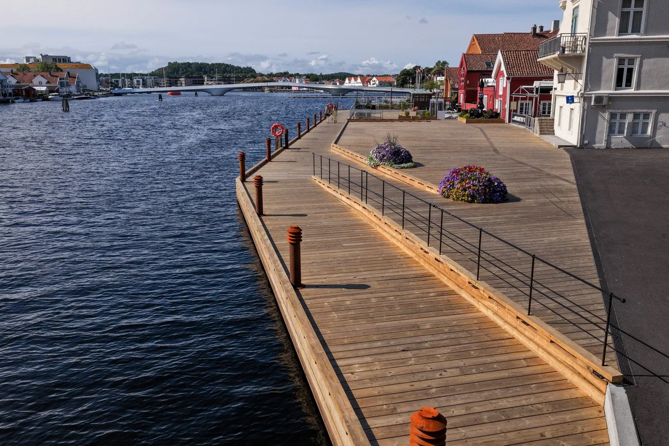 Nærbilde av Allmenningen brygge, Mandal sentrum.