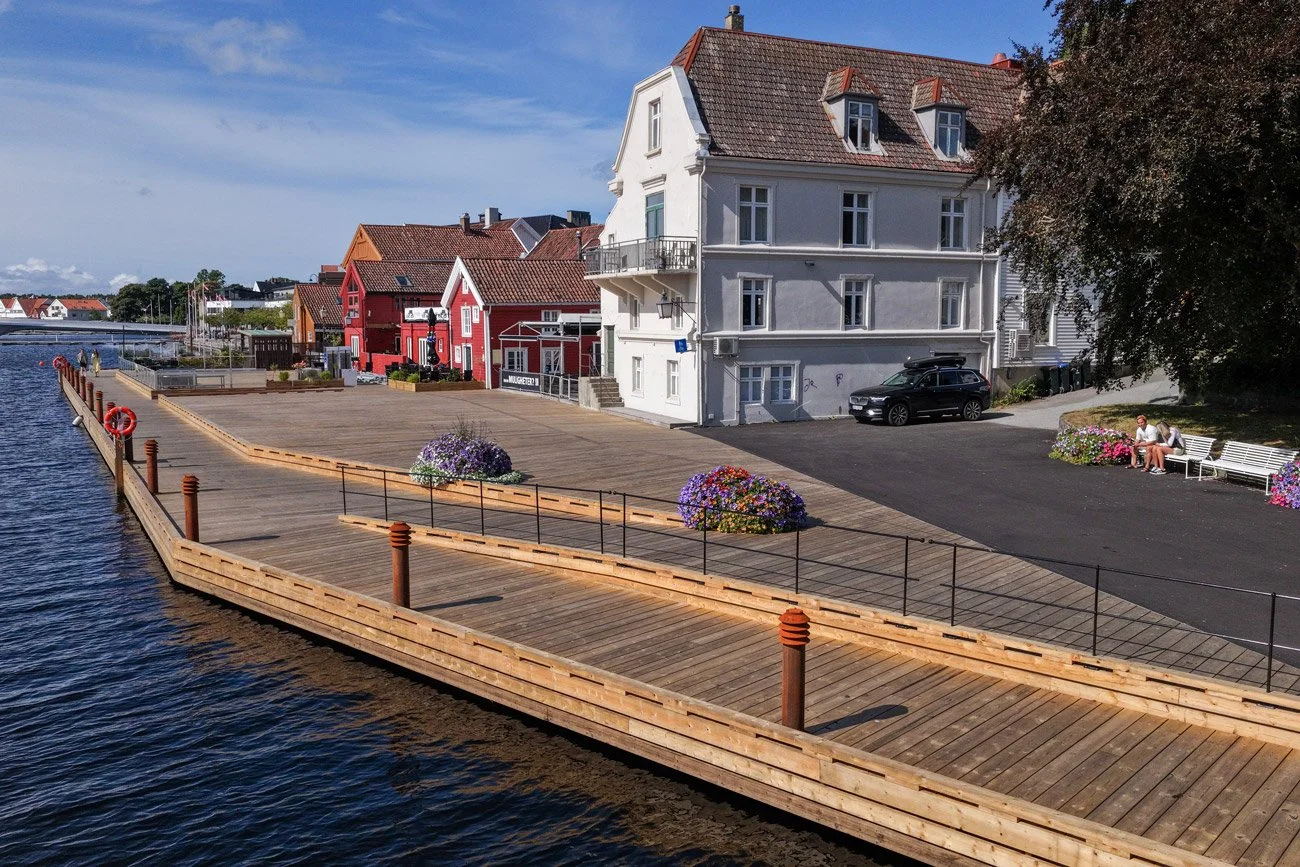 Stemningsbilde av Allmenningen brygge, Mandal sentrum.