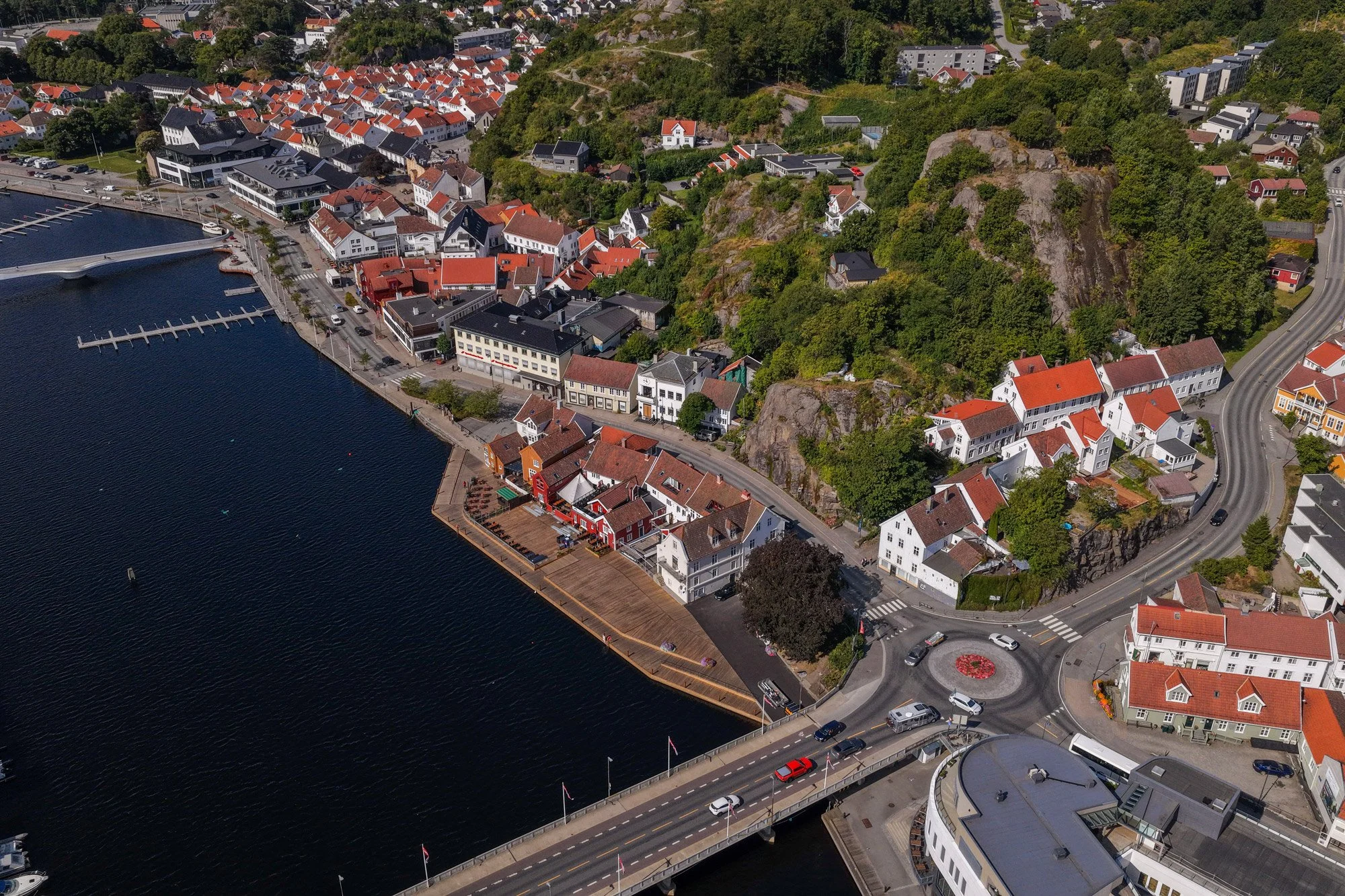 Flyfoto av Allmenningen brygge i Mandal sentrum.