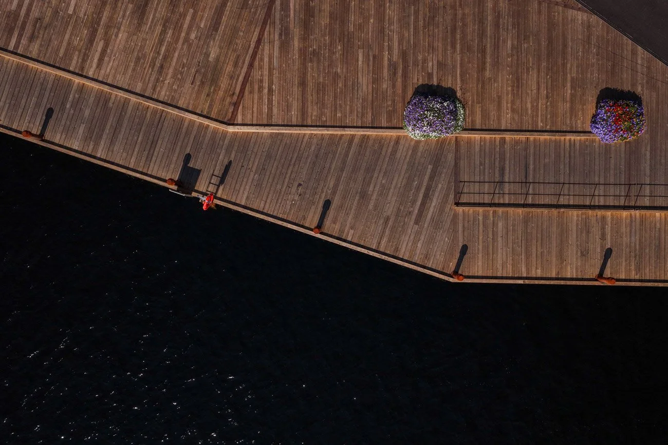 Flyfoto av Allmenningen brygge, Mandal sentrum.