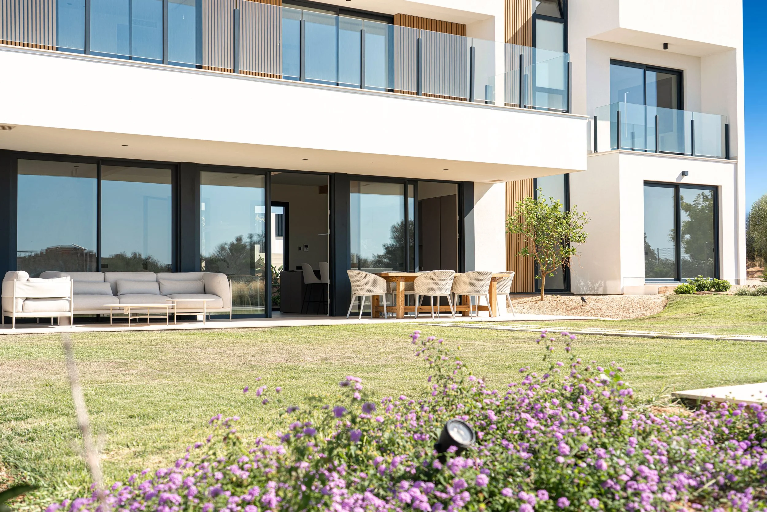 SG116 VILLA GARDEN AND BUILDING