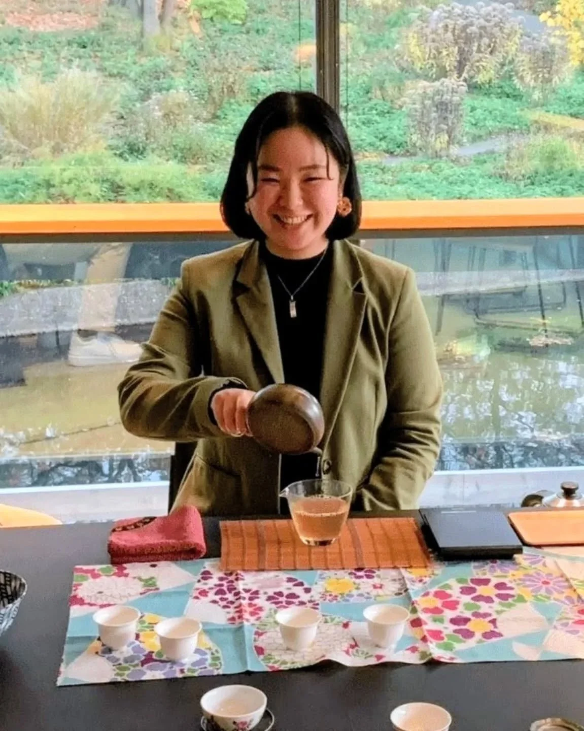 Chihiro hat ihre erste eigene Veranstaltung bei uns: Auf Entdeckungsreise durch die Welt des Hōjicha 🤎
Chihiro hat eine große Bandbreite verschiedener Kultivare und Pflückungen aus verschiedenen Regionen Japans für das Tasting kurat