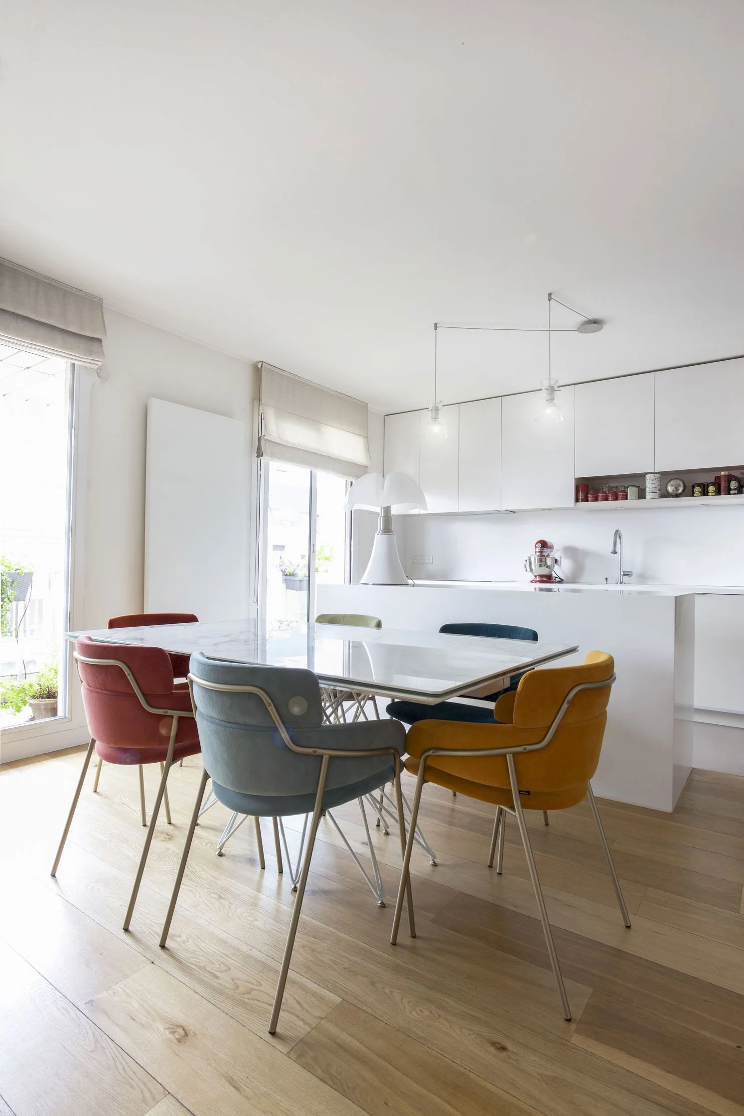 mobilier luxe chaises multicolores