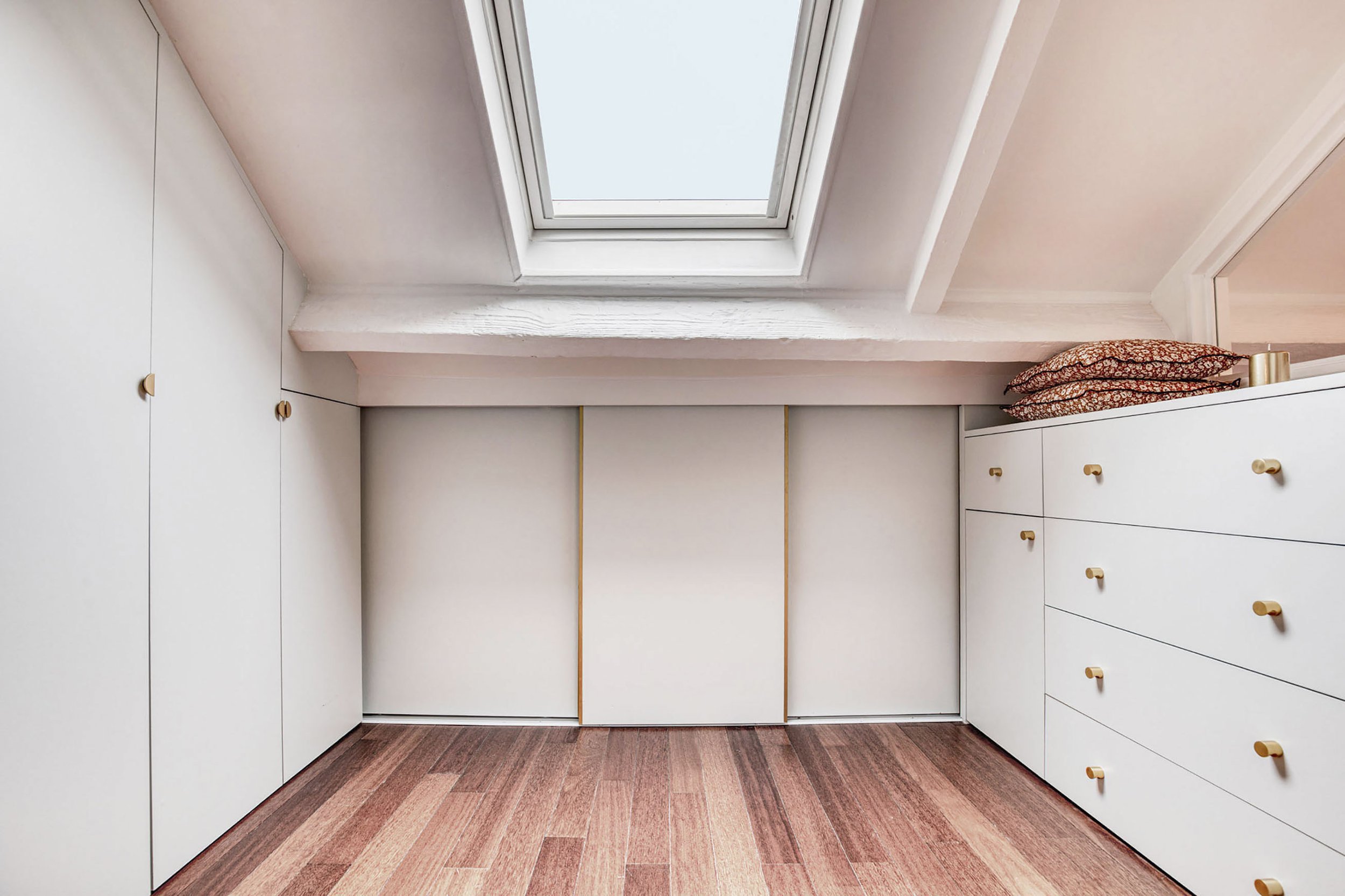agencement rangements menuiserie sur mesure bleu ciel