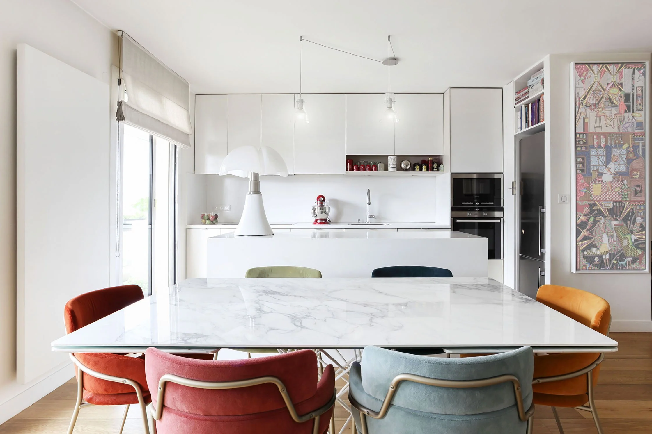 mobilier luxe chaises multicolores cuisine