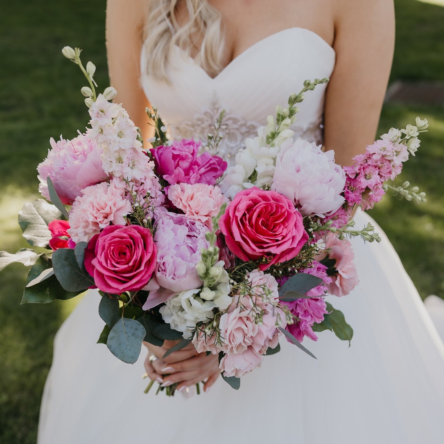 It's Floral Friday! 🌸🌿

Last May, we did Olivia and Eric's wedding in stunning pale and hot pinks! 🩷 Her bouquet is still one of our favorites to this day!

Looking for a florist for your wedding? Our books are currently open for November 2025 thr