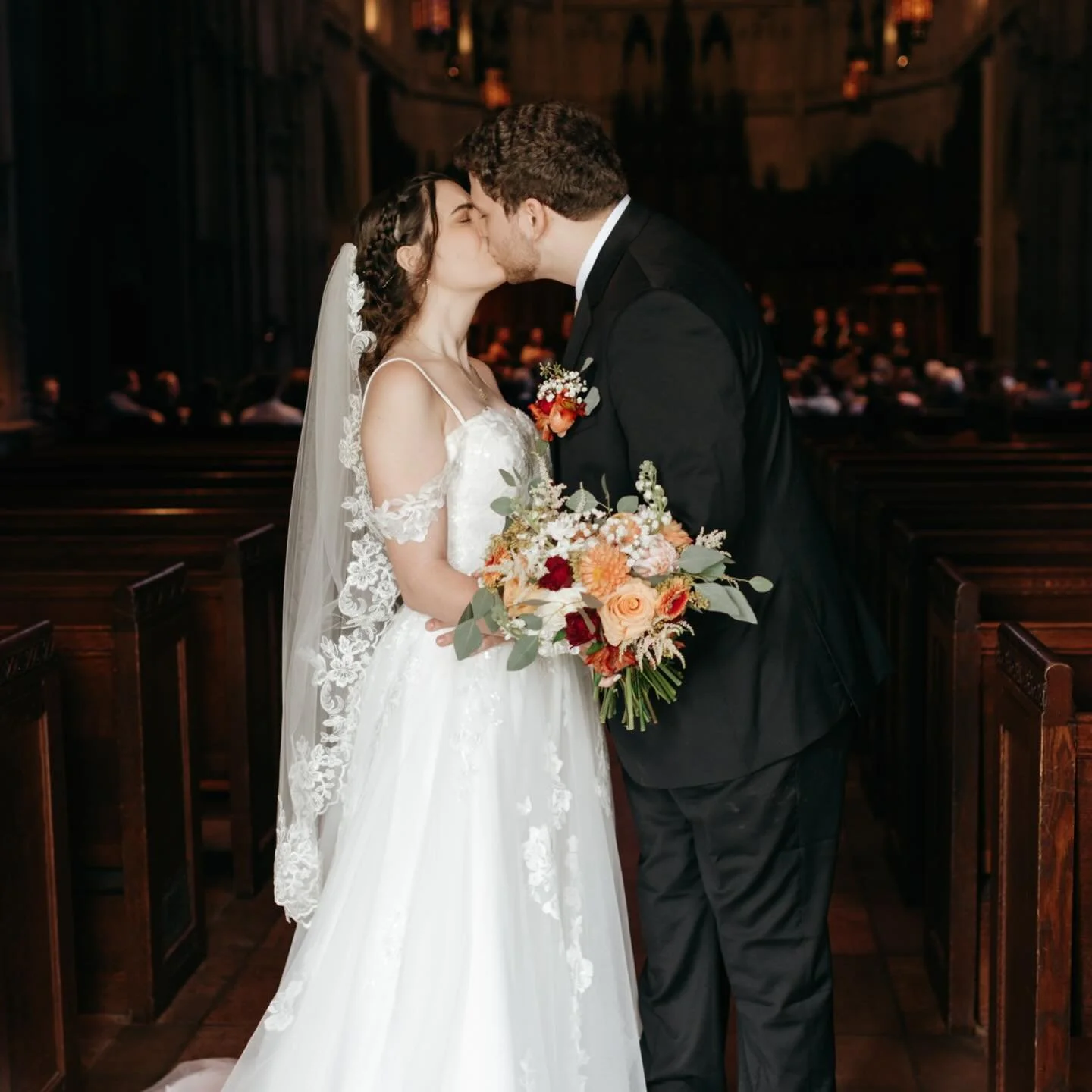 May was magic with the VerHills! 🌼 Beautiful oranges and maroons warmed up their spring wedding. 🌿 What an honor to be part of their day! 🧡

📸 by @samisaundersstudio 

#pittsburghflorist #smallbusiness #pittsburghwedding #florist #weddingflowers 