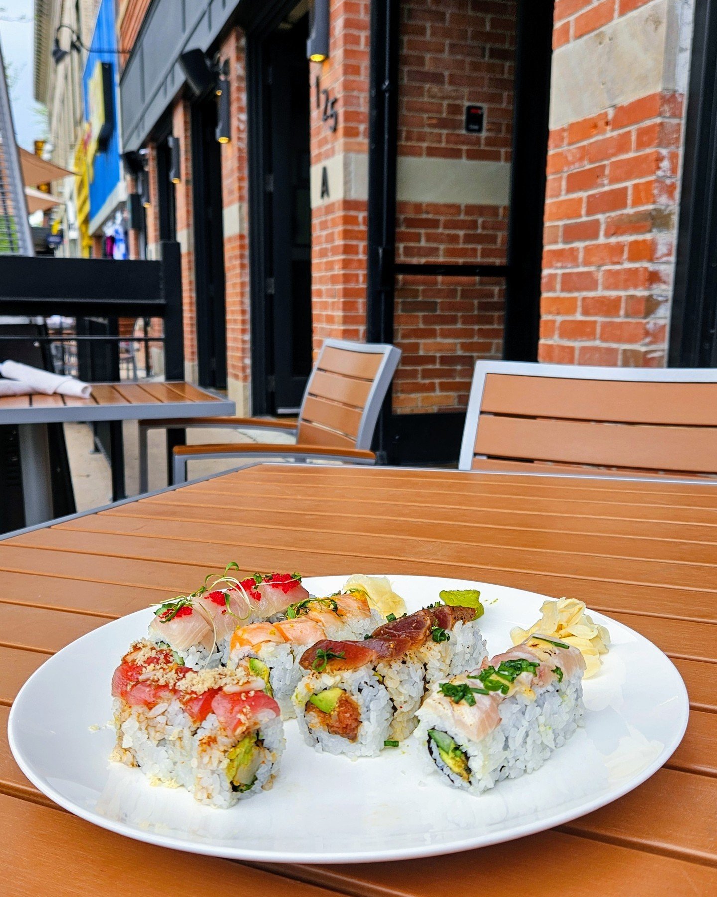 Sure, you could eat lunch at your desk while sifting through emails. . . OR you could take an hour of 'me time,' grab a seat outside, and enjoy some sushi with a side of sunshine ☀️🍣