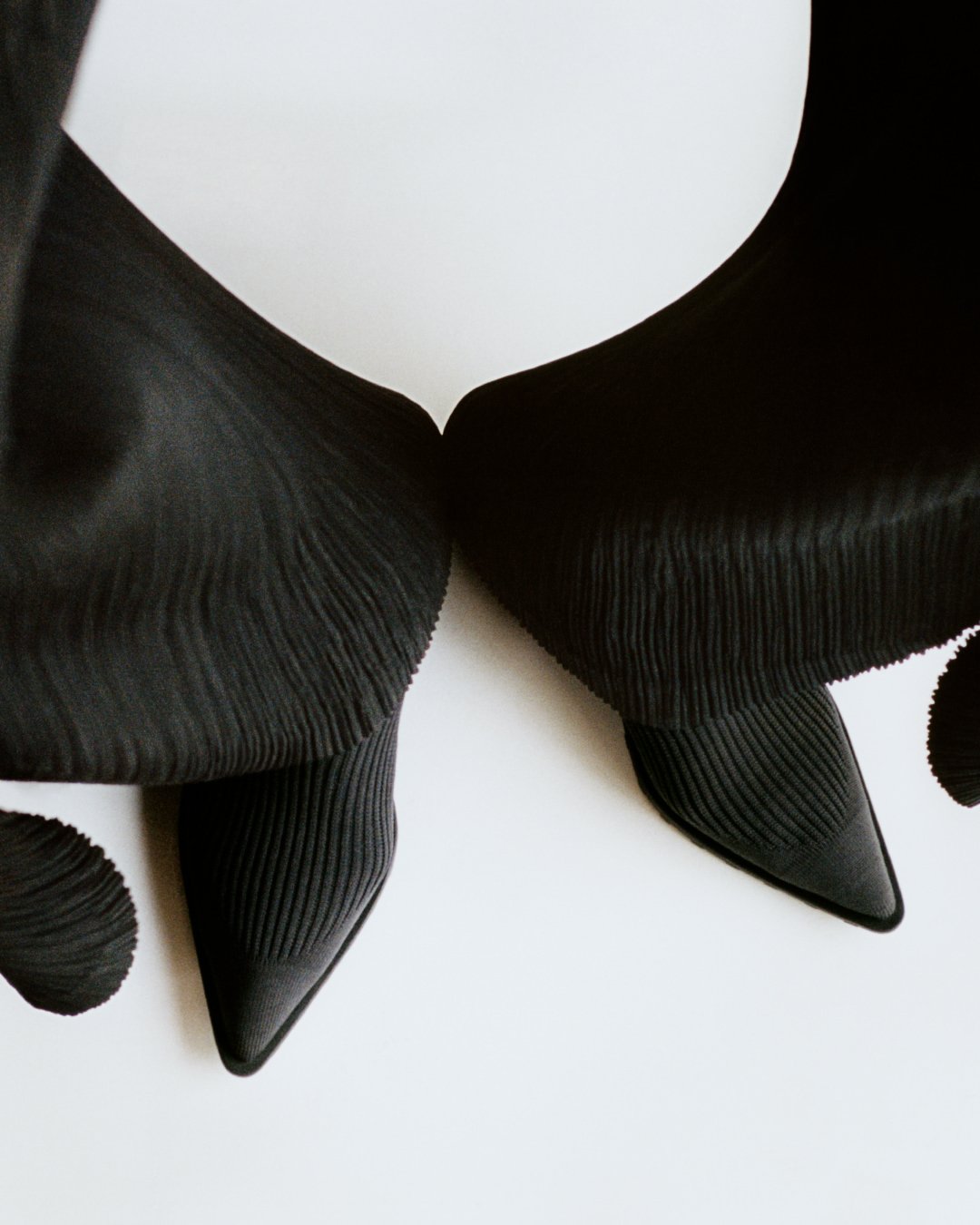 CAMPER × ISSEY MIYAKE“Anna”Camper and ISSEY MIYAKE unveil Anna, a sculptural new footwear design (5).jpg