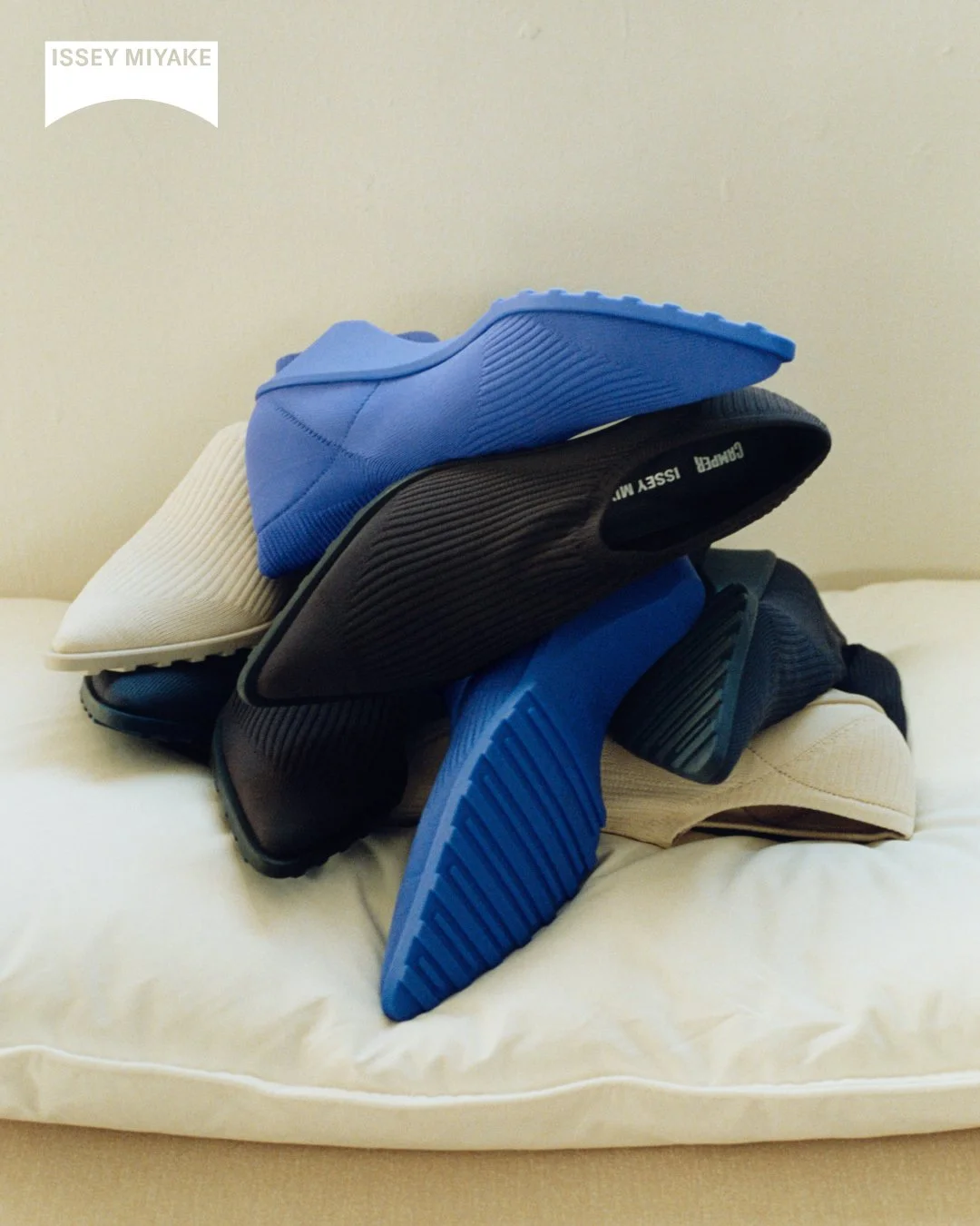 CAMPER × ISSEY MIYAKE“Anna”Camper and ISSEY MIYAKE unveil Anna, a sculptural new footwear design (4).jpg