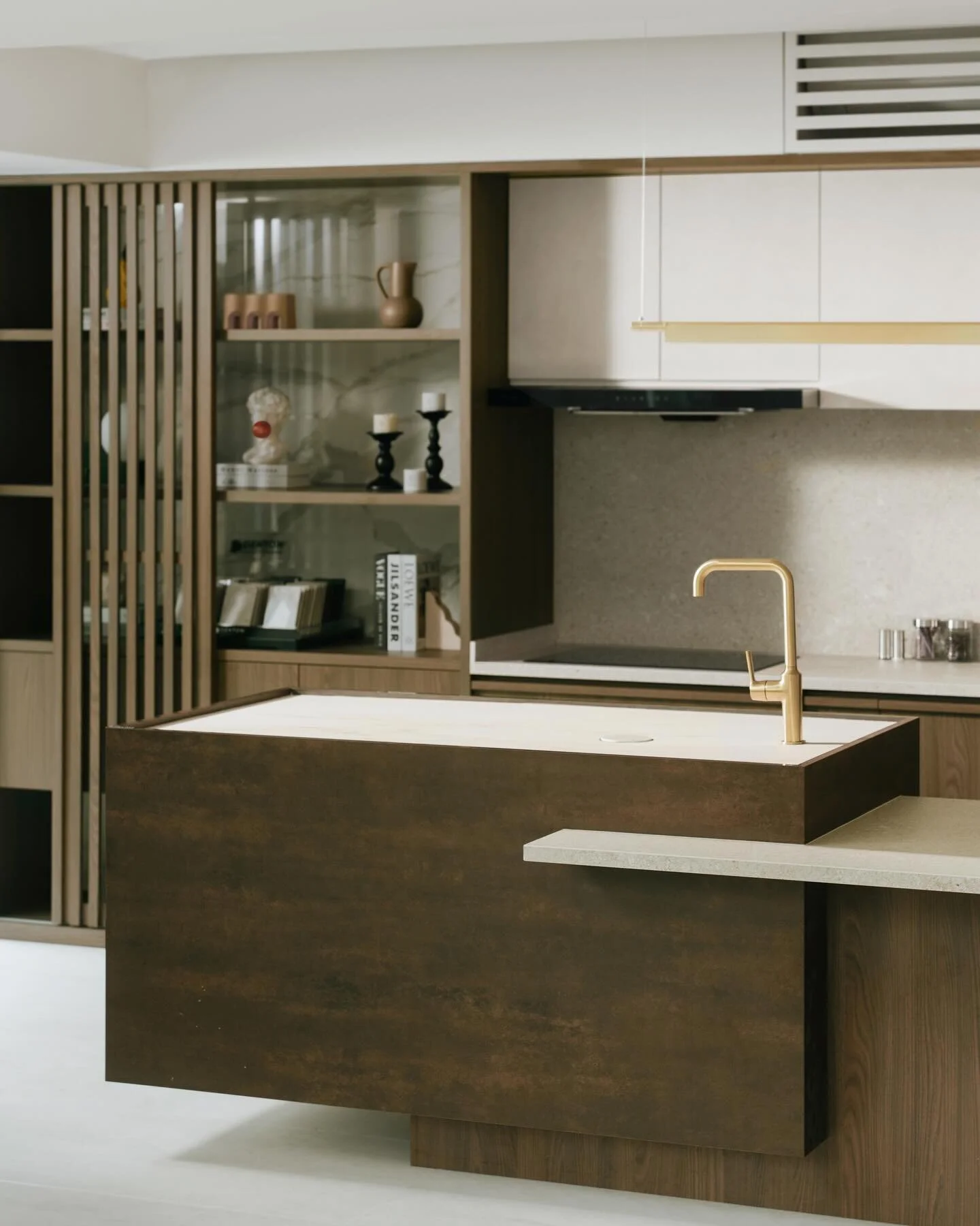 Characterized by its asymmetry and sleek lines, the kitchen island serves as the stunning centrepiece of the showroom. It features a zero depth sink, showcasing one of many milestones in design and innovation.
——— Say hello@saege.s
