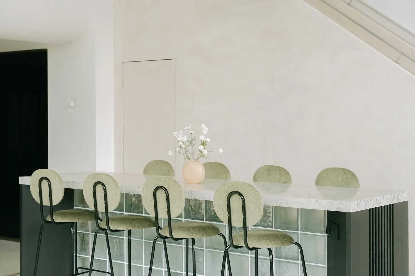 A versatile surface for dining, gatherings and conversations, the glass block island reflects the endless possibilities of retro materials in modern design.
——— Say hello@saege.sg
#interiordesign #sginterior #sghomes #designstudio