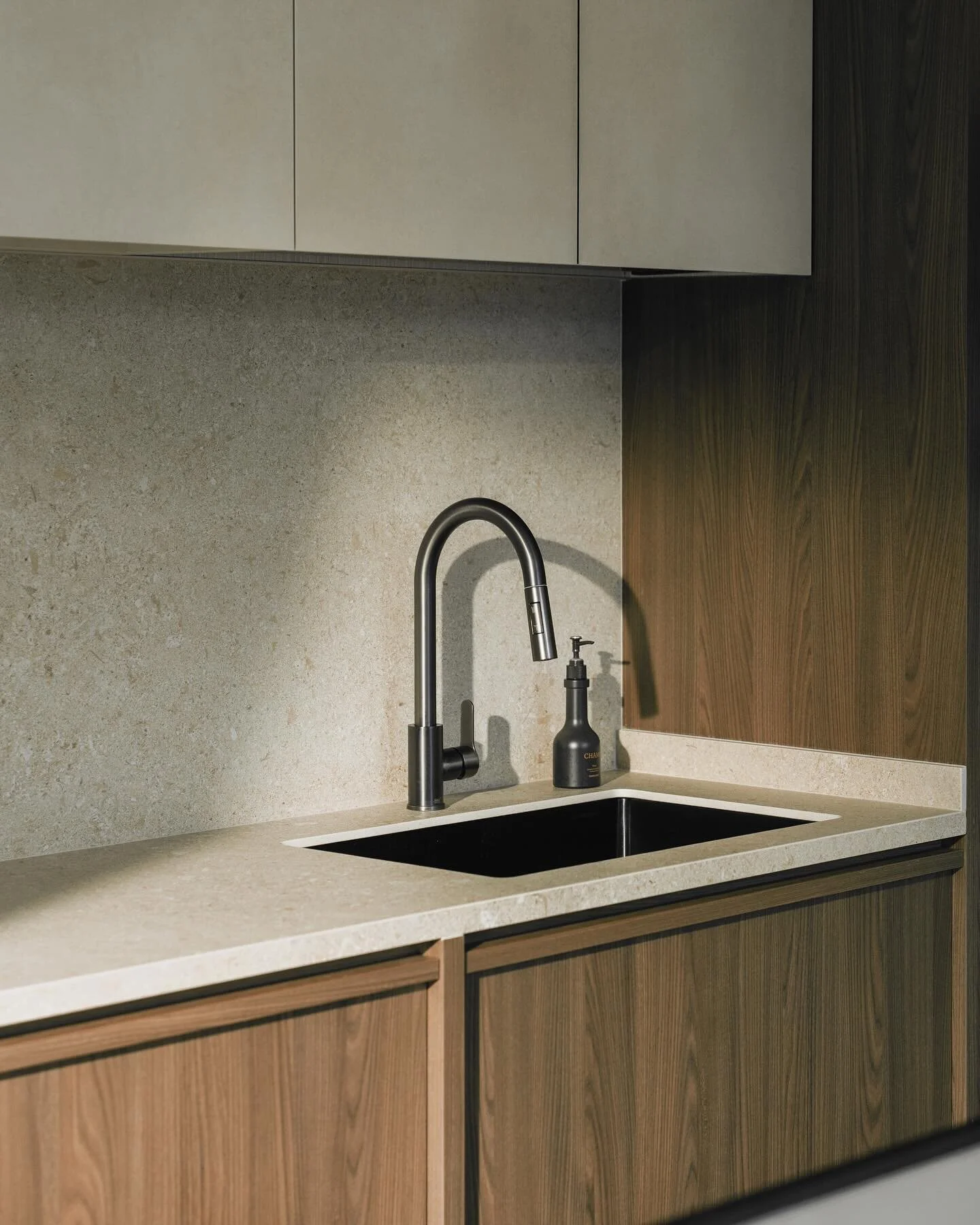 Discover the perfect blend of texture, style and functionality with Dekton surfaces.
——— Say hello@saege.sg
#interiordesign #sginterior #sghomes #designstudio #showroom #dektonbycosentino #lamitak