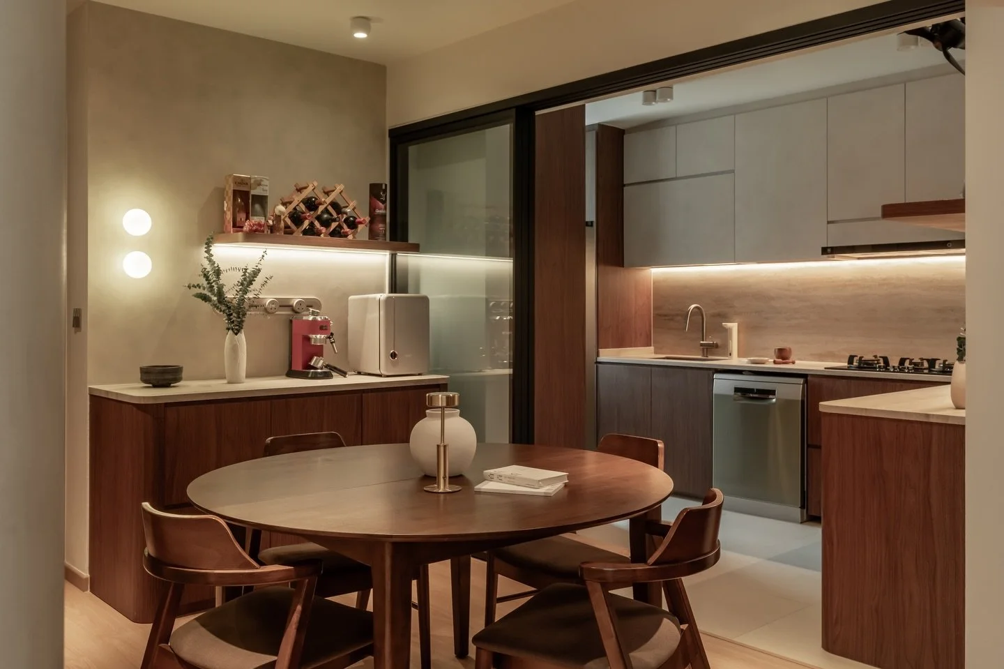 Continuity was an important consideration throughout the home. The transition between living room and dining area is almost imperceptible, allowing everyday rituals to unfold within a setting that feels resolved, considered and flow seamlessly.

#sae