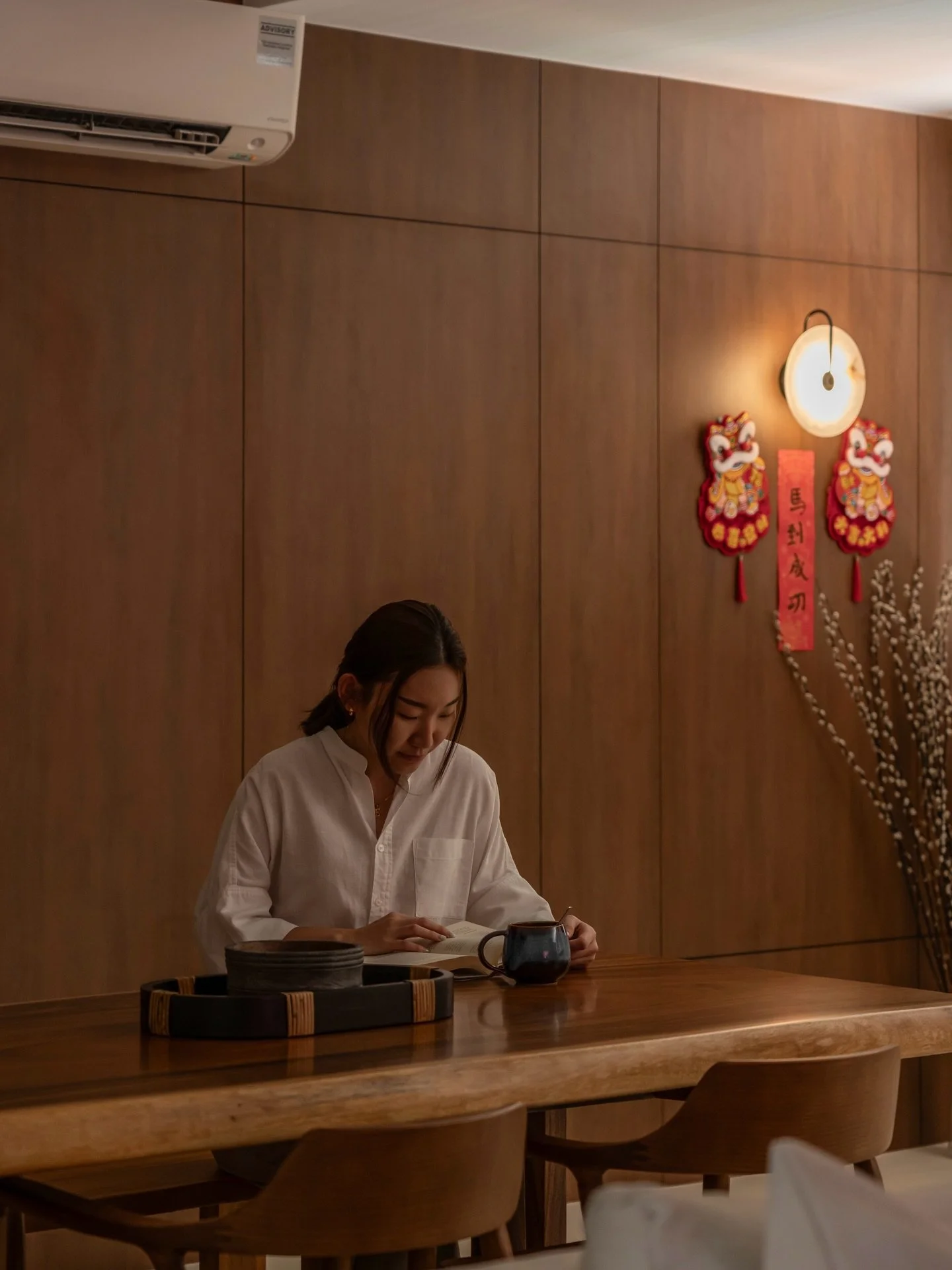 Here, mornings begin slowly. A cup set gently on the table, a page turned without urgency. Materiality and continuity do the work, allowing a quiet sense of calm to linger as light settles softly across the surfaces.

#saegesg #sginteriordesign #sgho